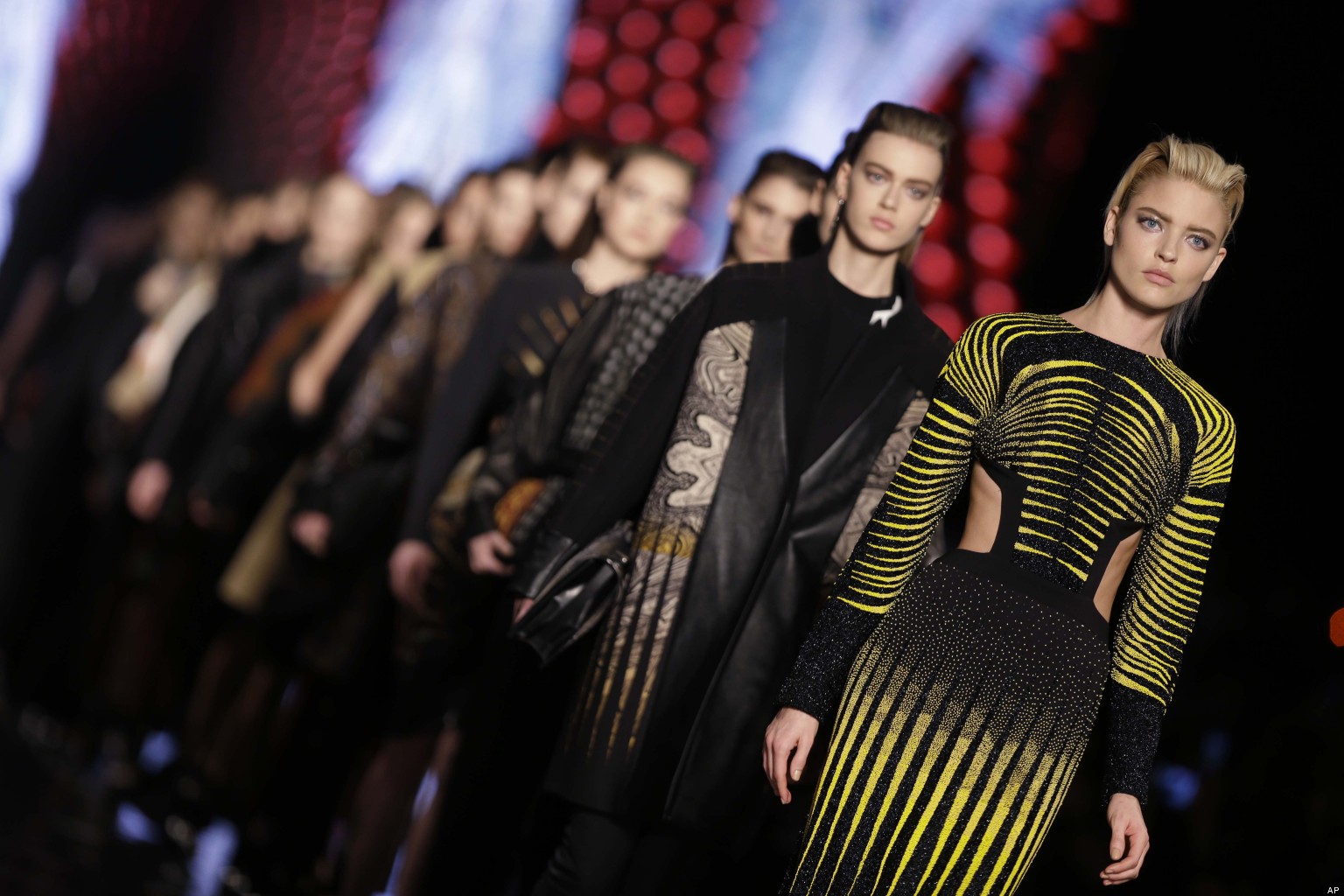 Ассоциация моды фонтейна занимается организацией модного показа. Миланская неделя моды (Milan Fashion week).