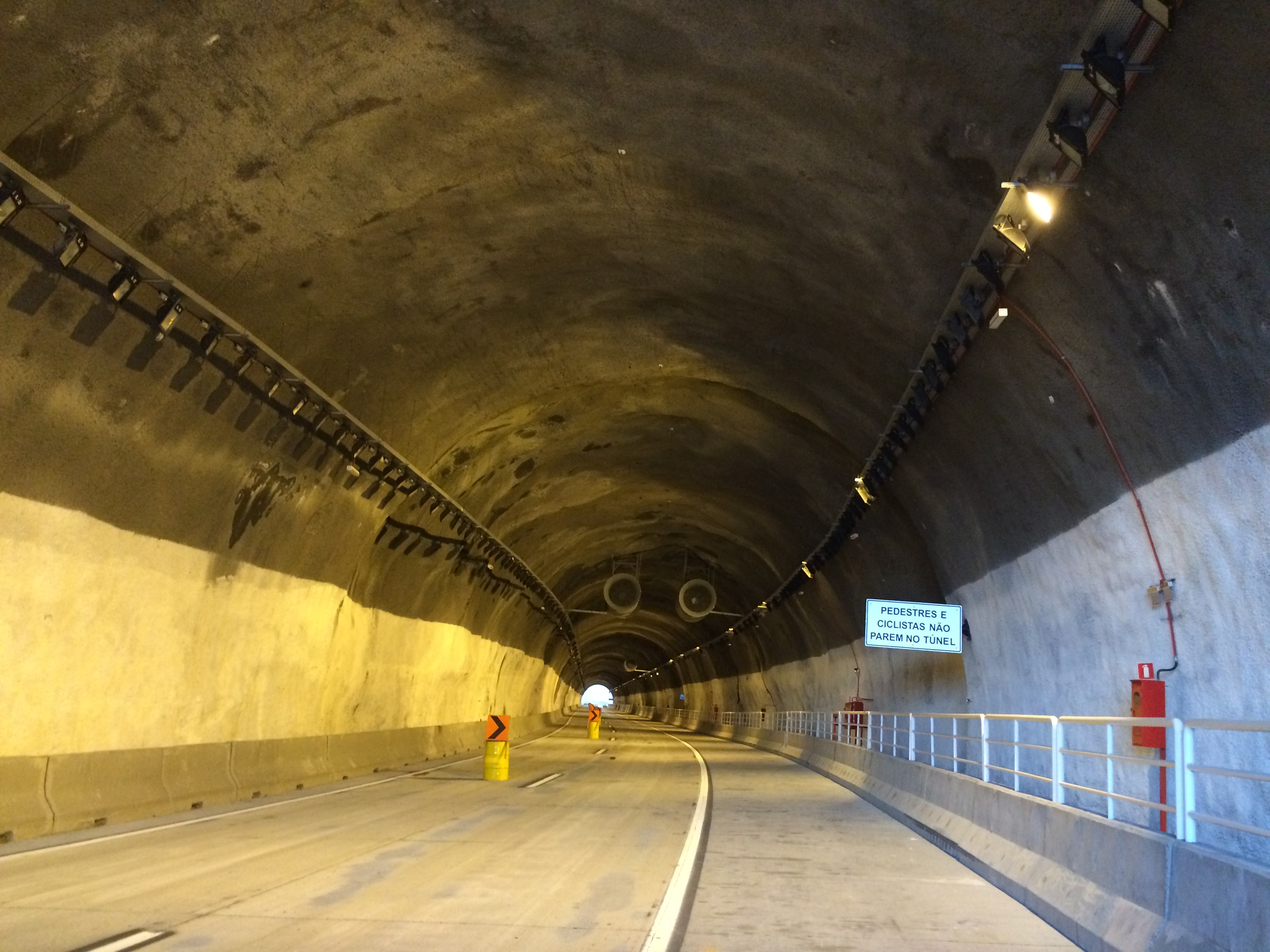 Marked and ready: The paint on the lanes is dry – and so are the PENETRON-treated walls – in the new Morro do Formigão tunnel.