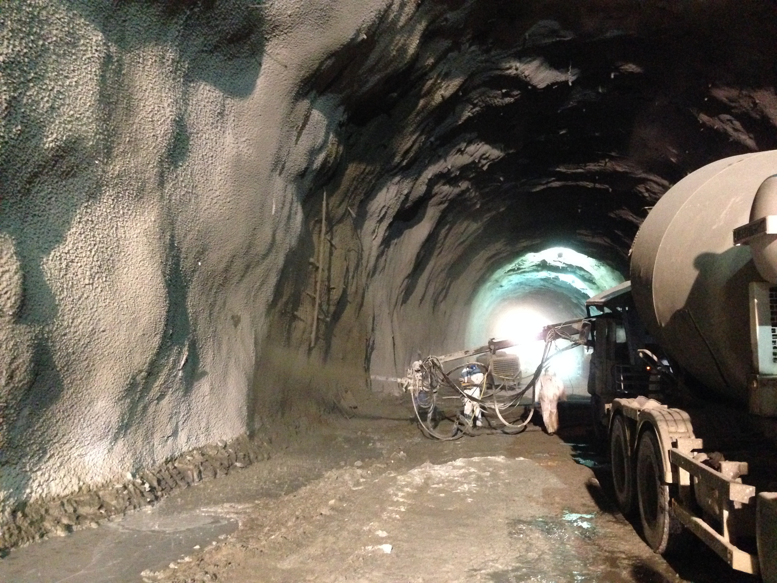 Spray to last: The PENETRON ADMIX-Enhanced Shotcrete (PASES) mix is sprayed on the newly-dug walls of the Morro do Formigão tunnel.