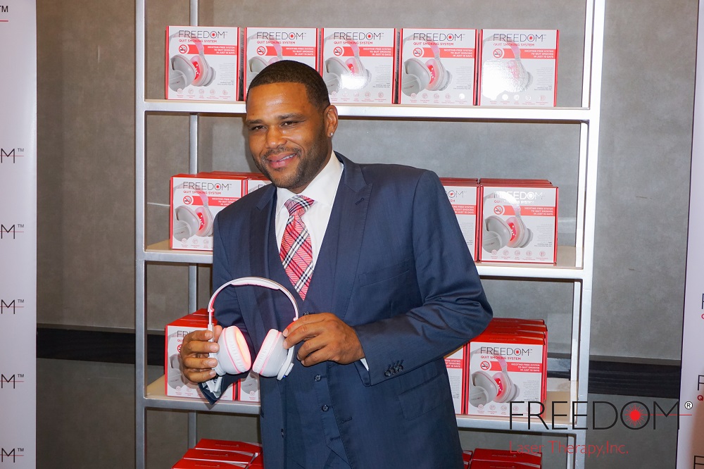 Anthony Anderson Visits the Freedom Quit Smoking System Booth at the GBK and Pilot Pen Gift Lounge