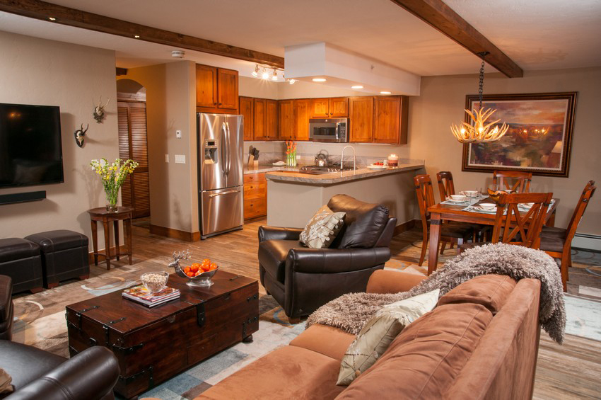 Colorado skiing and snowboarding guests have room to spread out with the full kitchens, livings rooms and dining areas in Antlers at Vail Platinum-ranked guest suites.