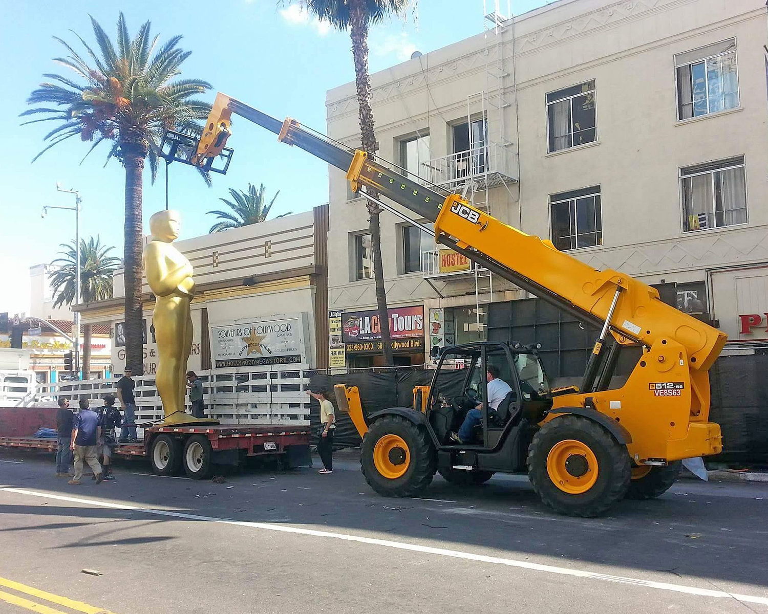 A JCB 512-56 Loadall telescopic handler makes light work of lifting a giant Oscar into place ahead of Sunday's Academy Awards ceremony.