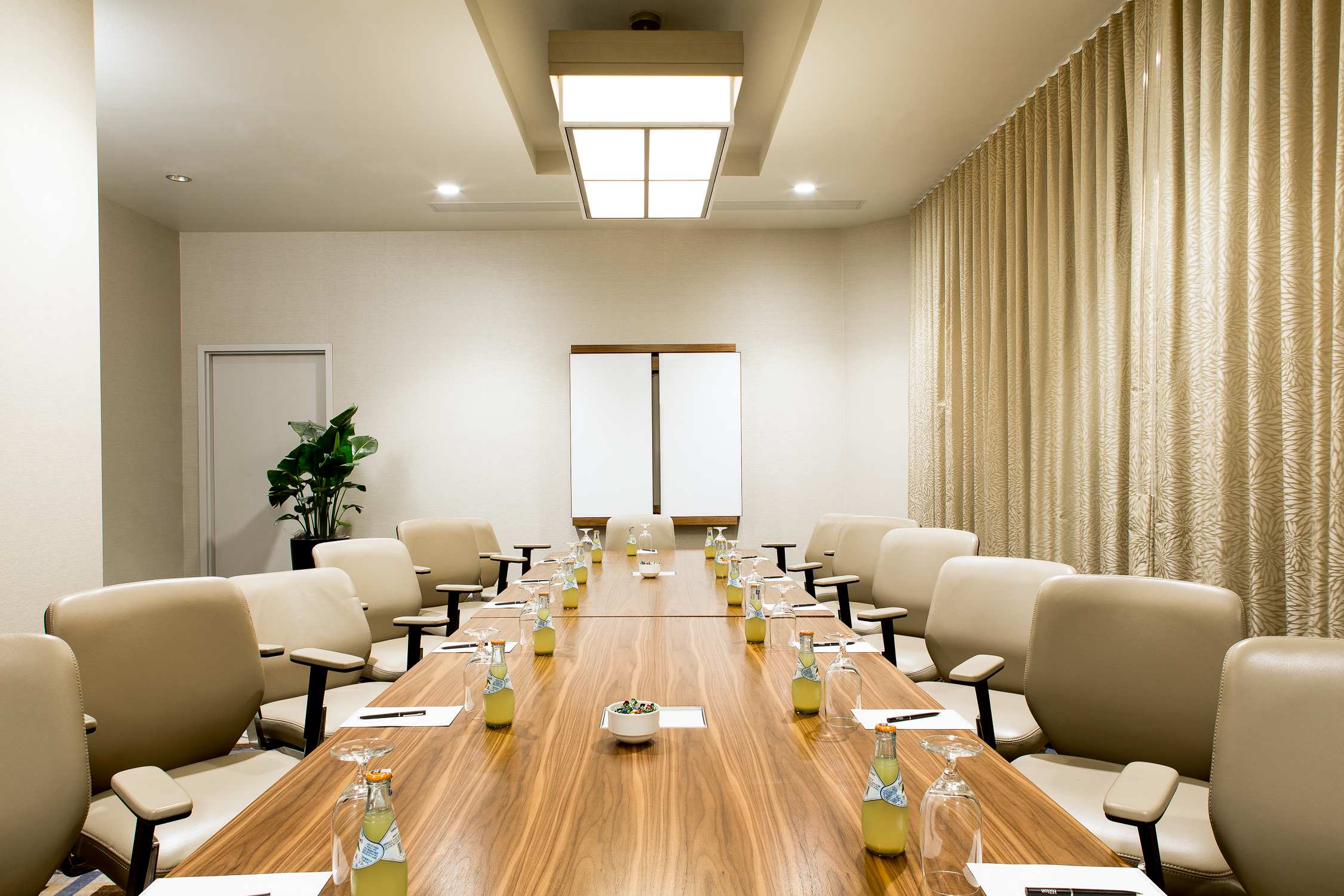 Hilton Crystal City Boardroom