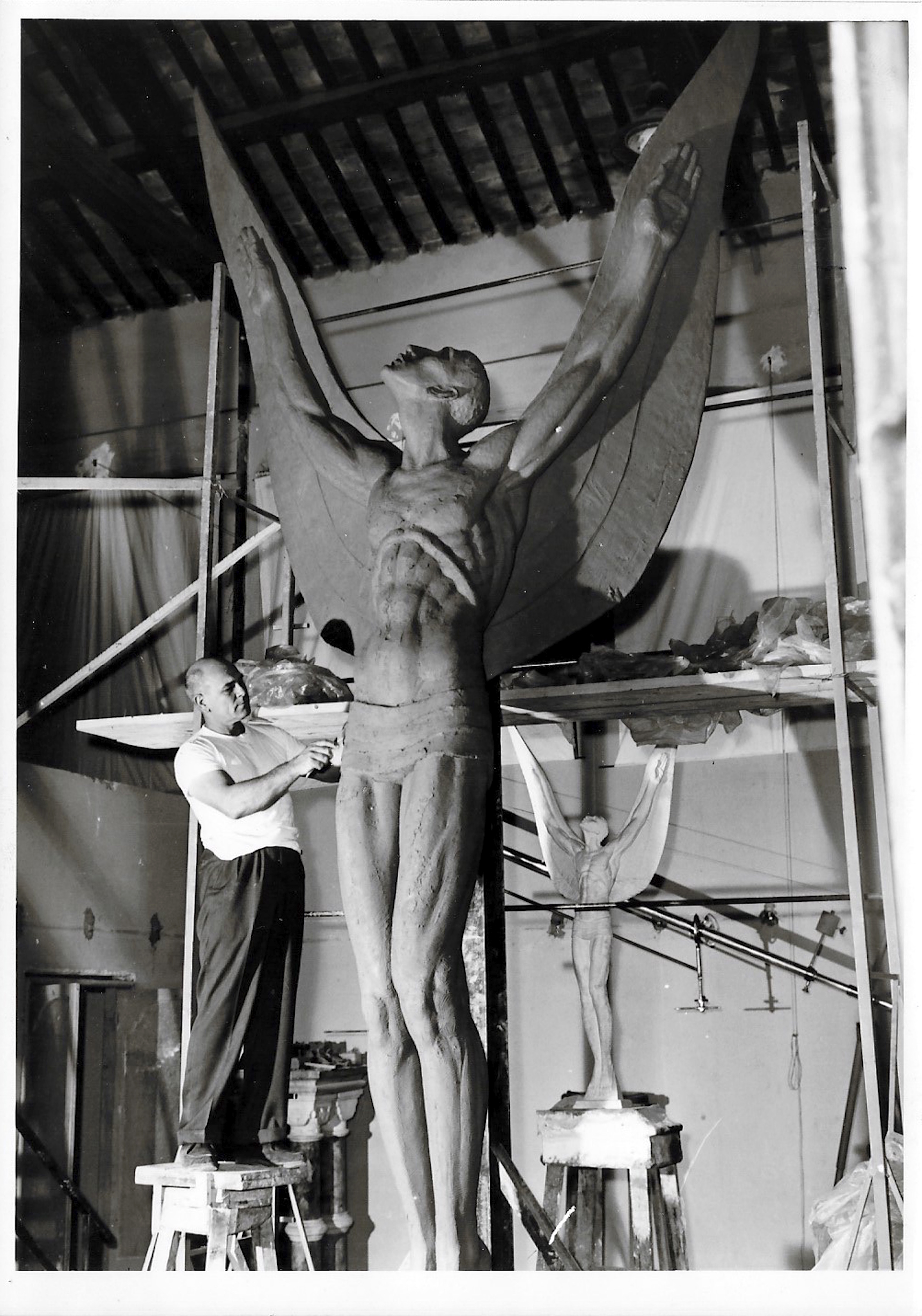 Charles Umlauf creates Spirit of Flight in 1960 which now welcomes visitors at Dallas Love Field.