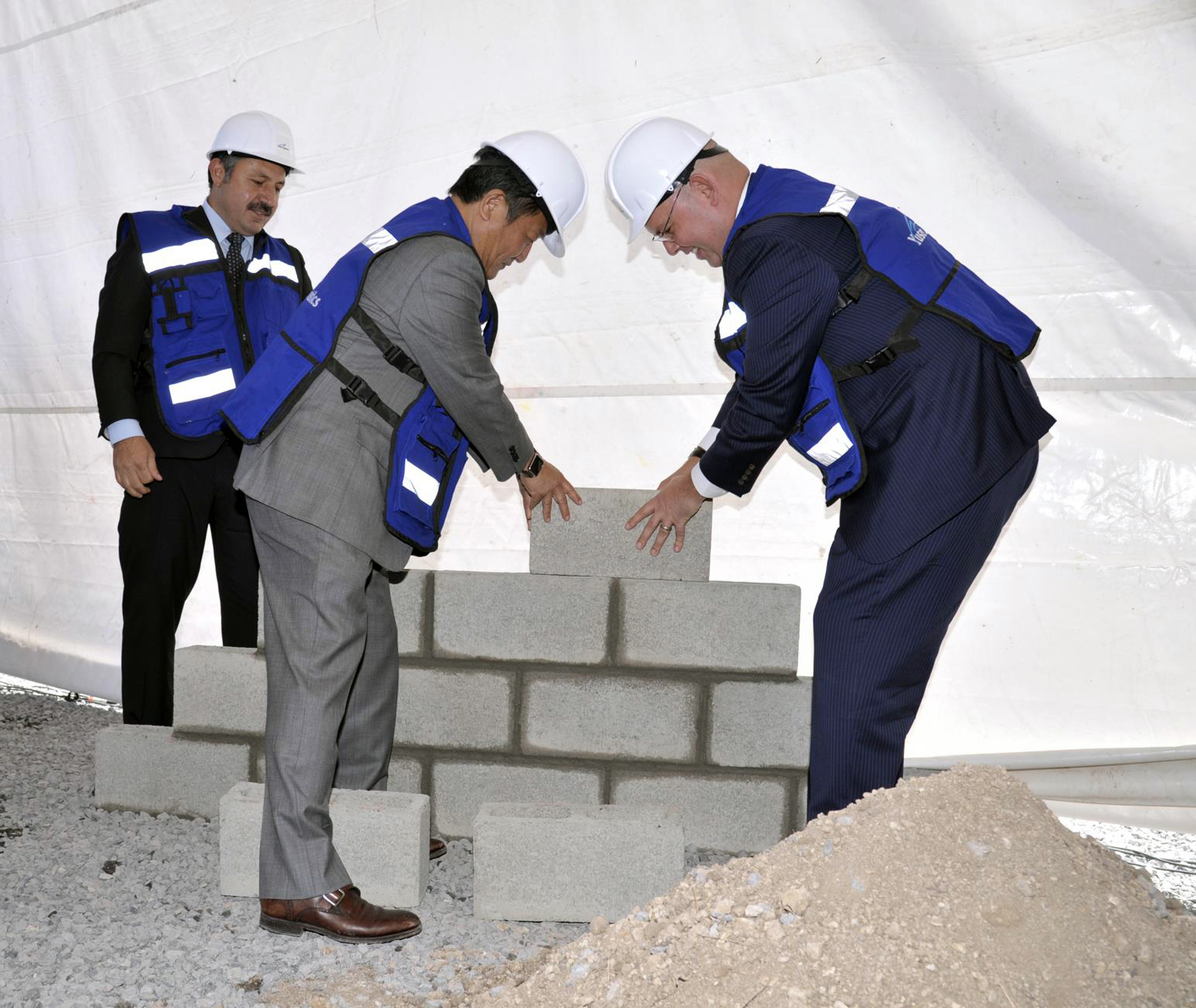 Kunihiko Miyoshi, Chief Regional Officer, Yusen Logistics (Americas), and Jordan Dewart, President, Yusen Logistics (Mexico), lay the foundation stones of the warehouse.