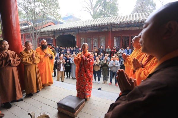 Master De Yang leads in ceremony