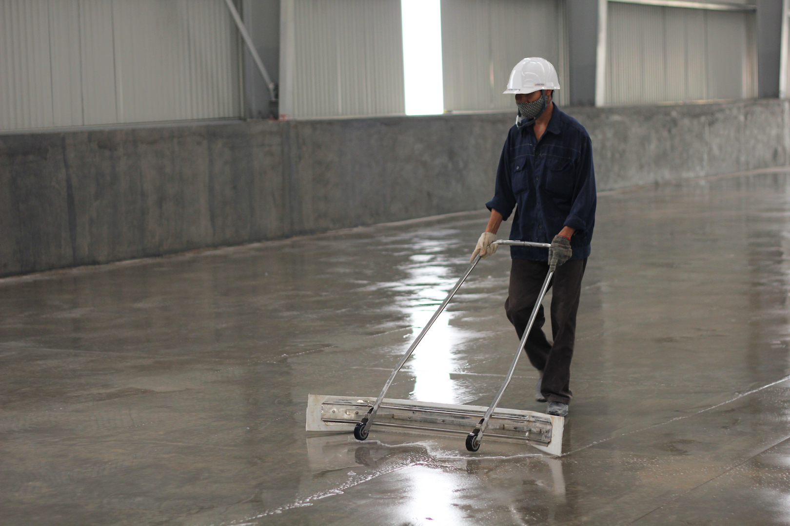 Sooner the better: PENESEAL FH sealer was applied immediately after the concrete finishing and as soon as the surface was firm enough to walk on – before hairline or temperature cracking could begin.