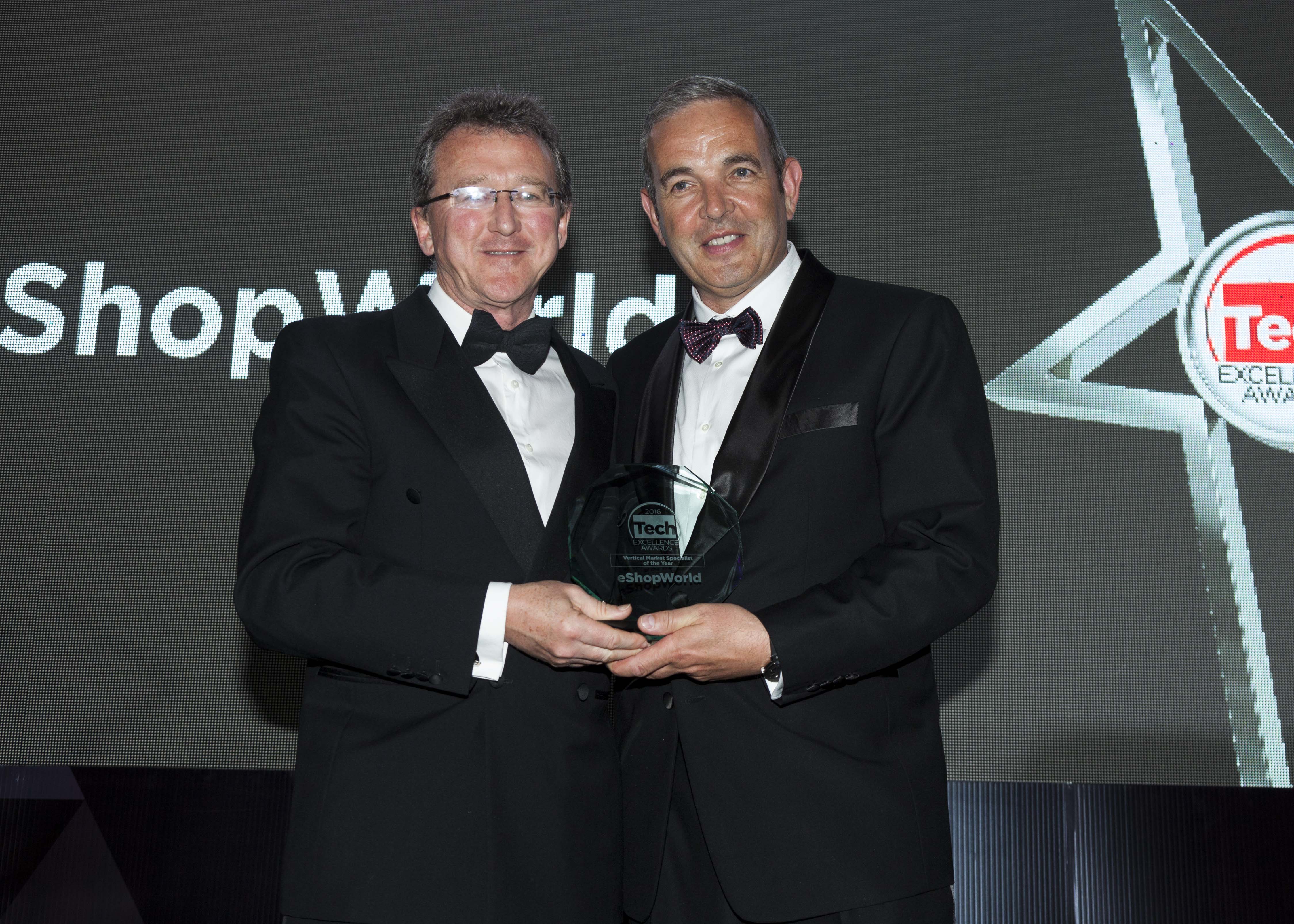 eShopWorld CEO Tommy Kelly receives the Award from Mediateam MD Frank Quinn