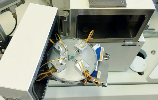 Load-lock compatible nanoprobing platform for nanoscale electrical characterization in SEM