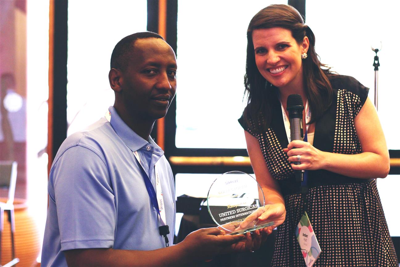 Doug Esho, VP of talent management and systems at United Surgical Partners International, accepts a runner-up award from Amber Hyatt, director of product marketing at SilkRoad.