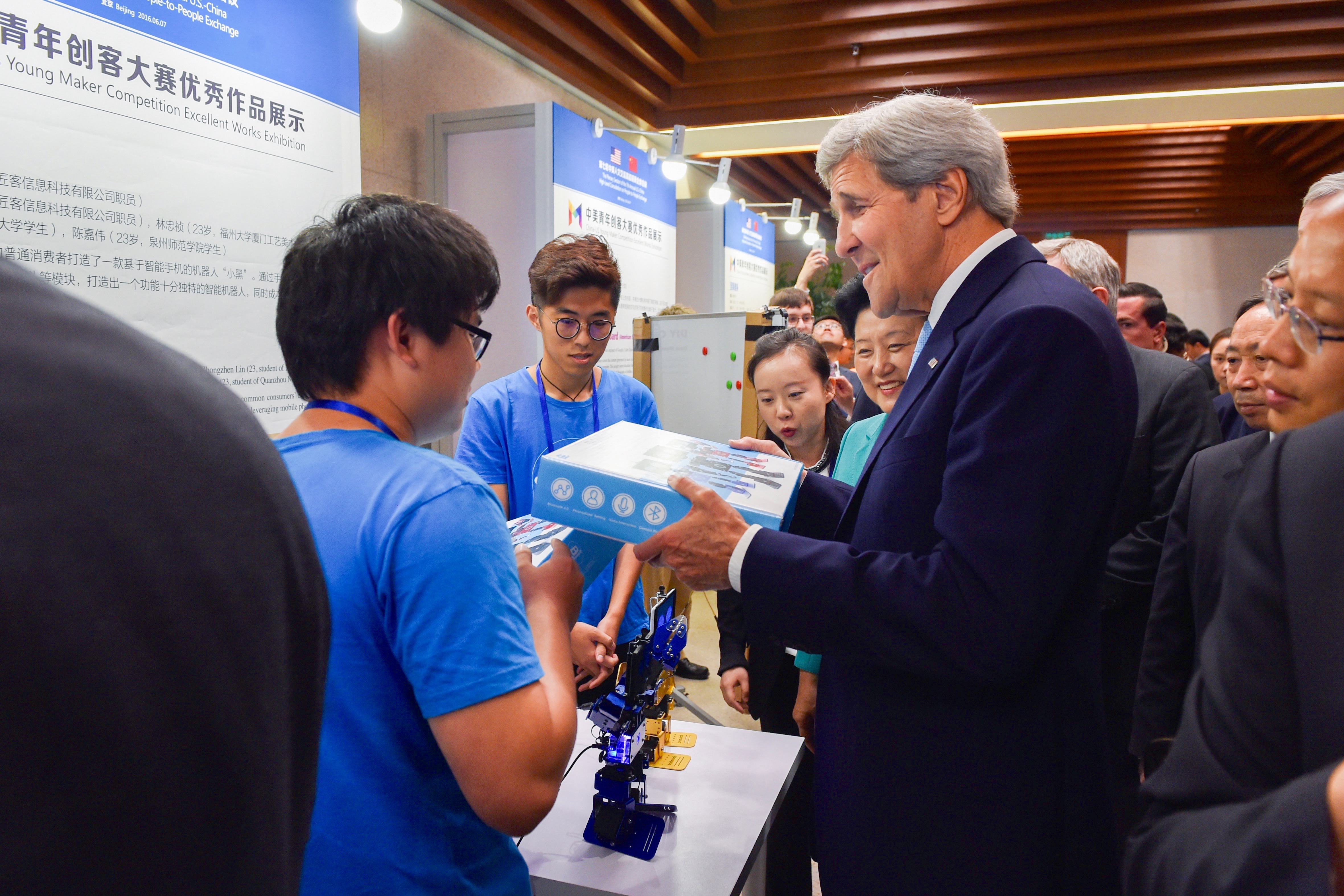 Ironbot was sent as a gift from Chinese young maker to US secretary of state Kerry and Chinese Vice Premier Liu, Yandong.