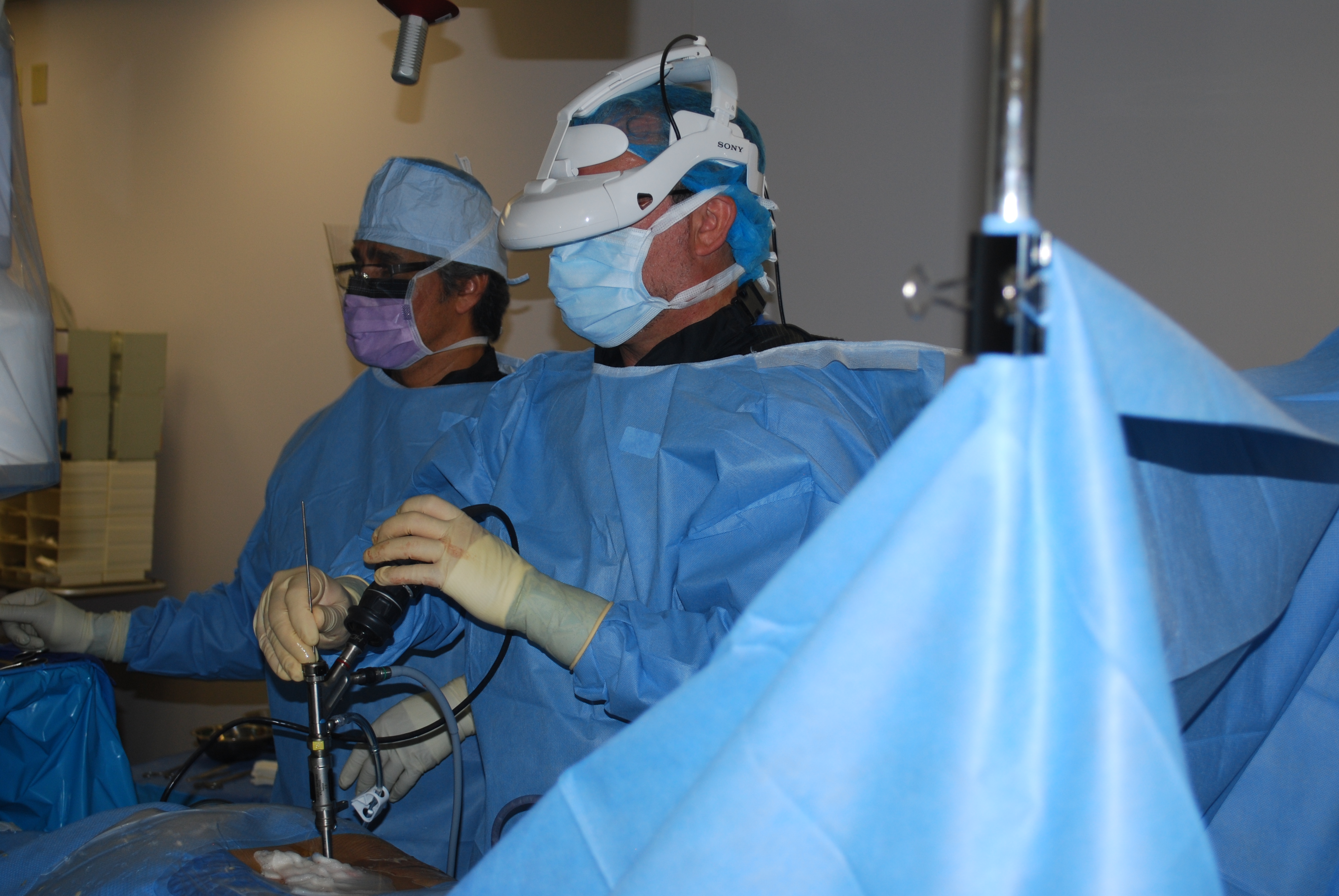 Dr. Rappard performs a spinal procedure with the new Sony heads-up-display for surgeons
