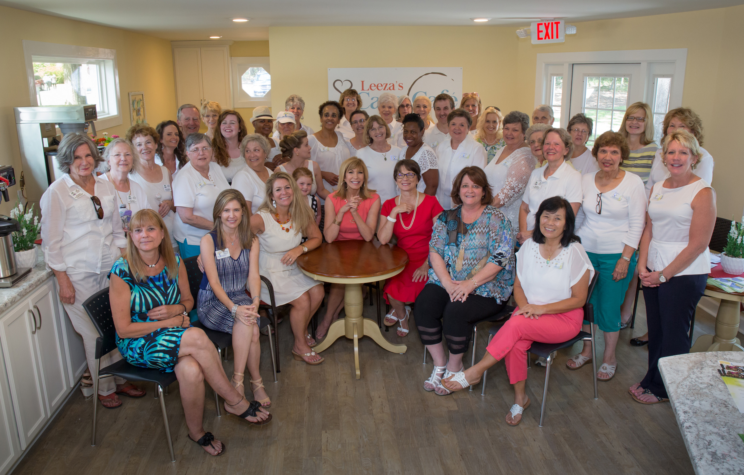 Leeza Gibbons with volunteers at the grand opening of LEEZA’S CARE CONNECTION in Irmo, South Carolina. Photo Credit: Jeff Amberg