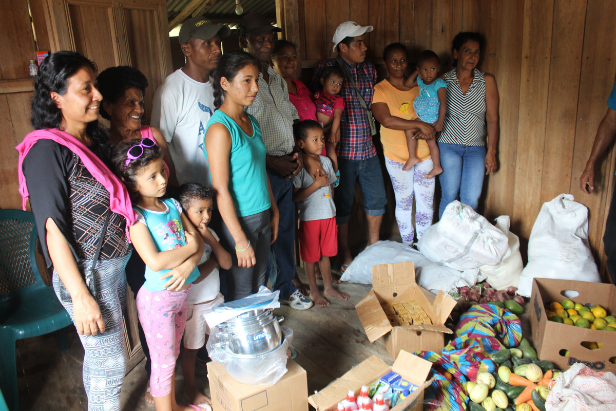 Families receive food aid in the Guanchi community.