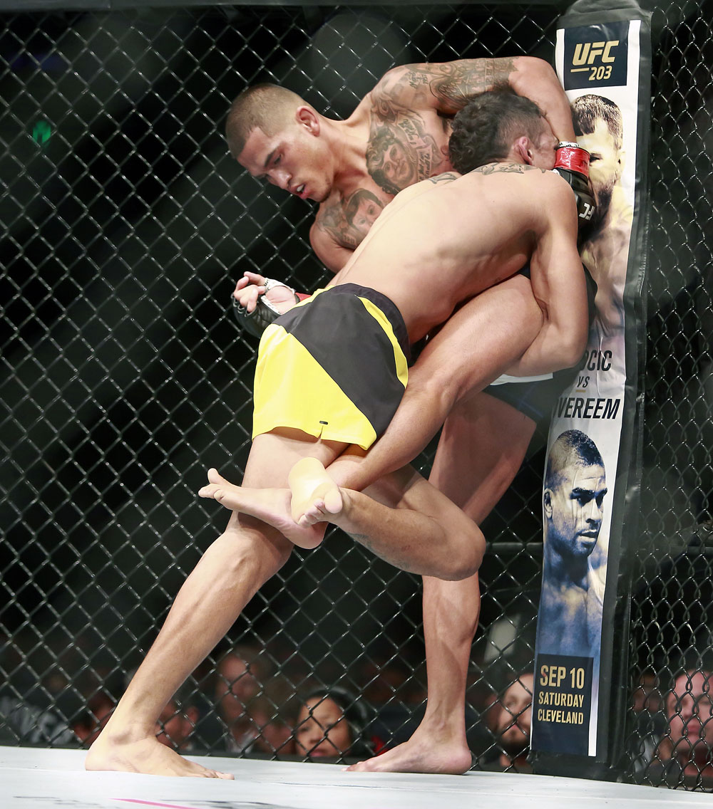 Monster Energy’s Anthony “Showtime” Pettis Defeats Charles Oliveira by Submission in His Featherweight Debut at UFC on Fox 21