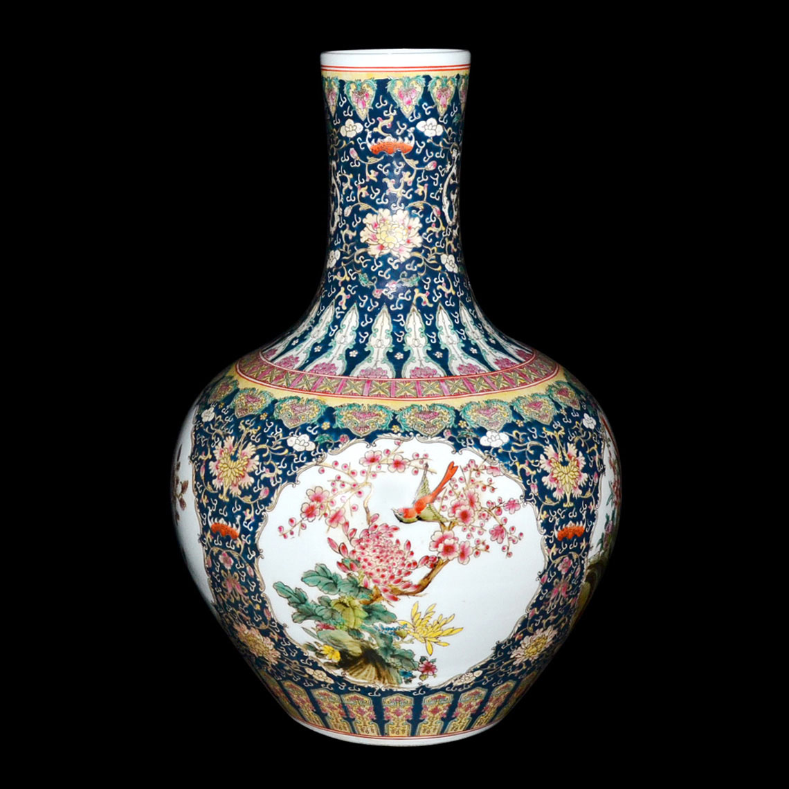Palatial Qing Famille rose vase valued at almost $2M comes to the Gianguan Auctions podium on Saturday, September 17.