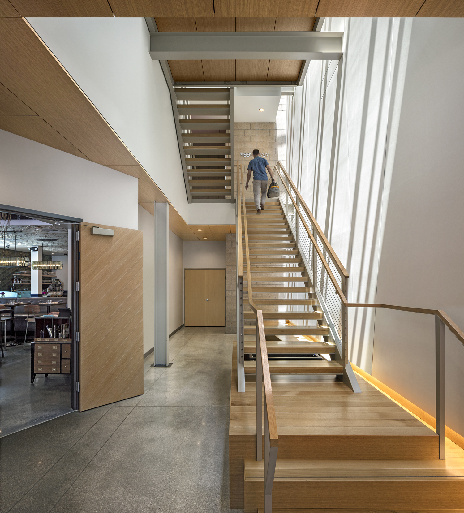 A grand open stair connecting the building’s lobby to upper-floor office levels is a key interior feature of Arch11’s design for the modern mixed-use commercial building (photo: Raul Garcia).