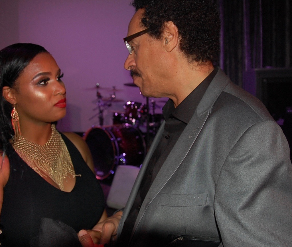 R&B Artist Aunyae Heart chats with Larry Dunn Original Founding Member Earth Wind and Fire Band after her performance