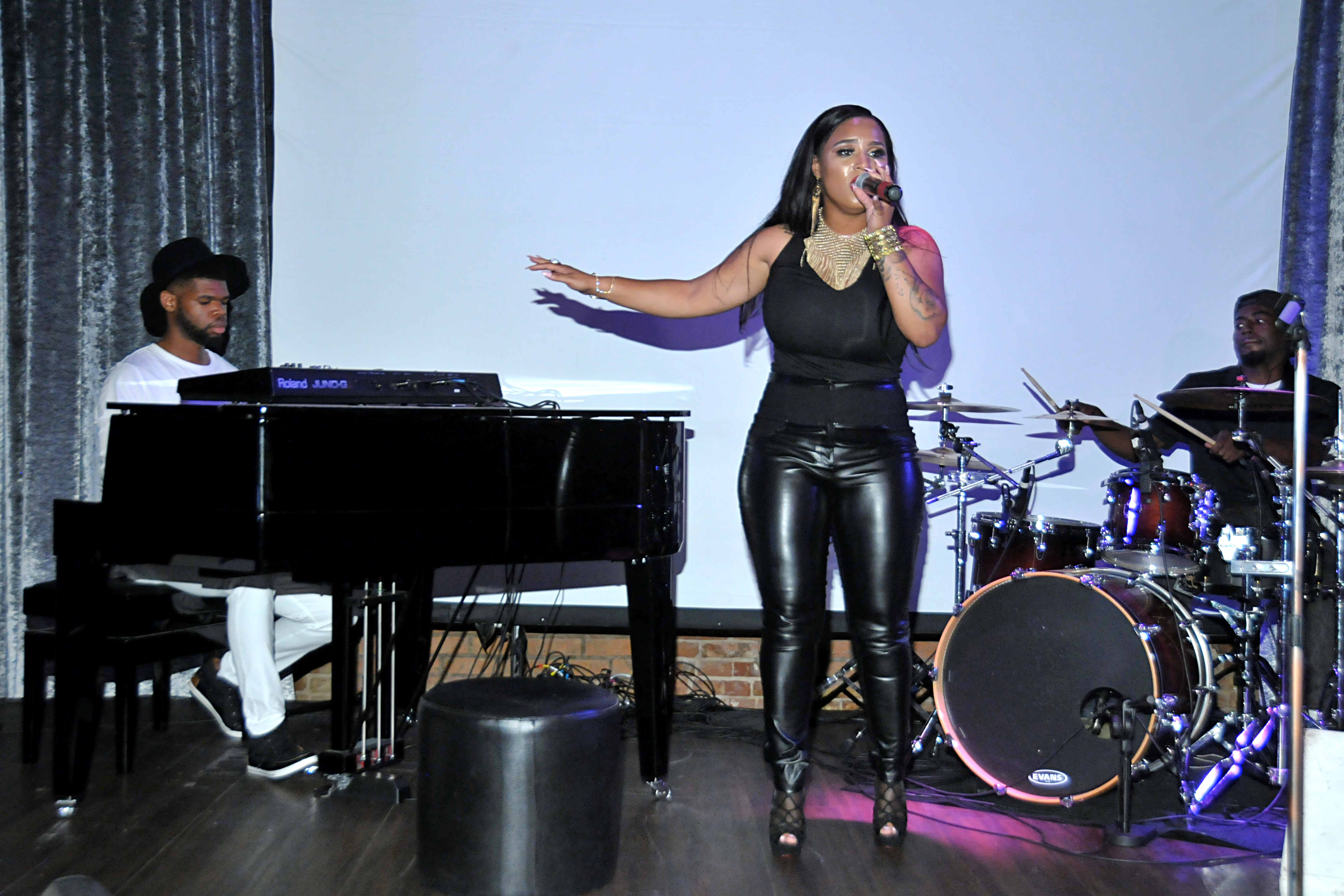 R&B Artist Aunyae Heart Performs her new single "Deep End" at her Single Release Event