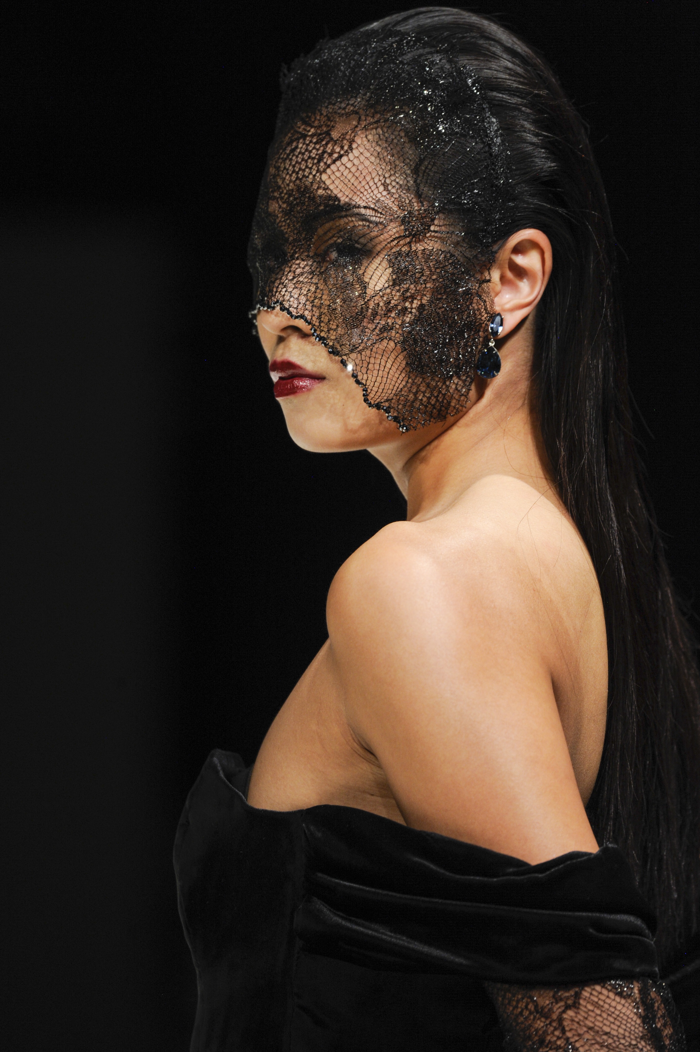 Johanna DiNardo_metallic lace veil detail