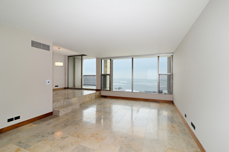 A view of vacant room just doesn't capture buyers' imagination.