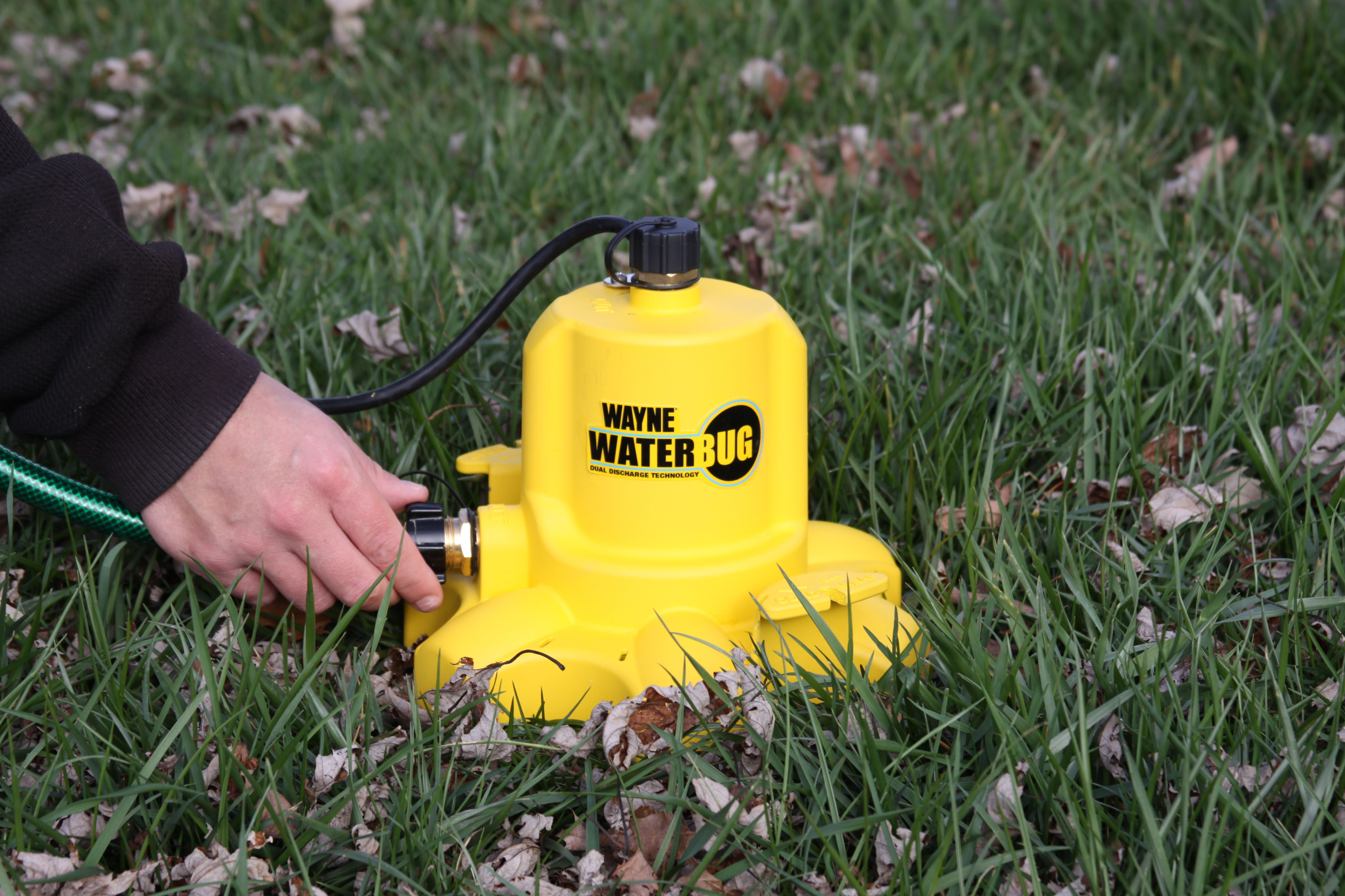 The WAYNE WaterBUG is easy to use and versatile, with a top and side discharge for tight spaces or open areas.