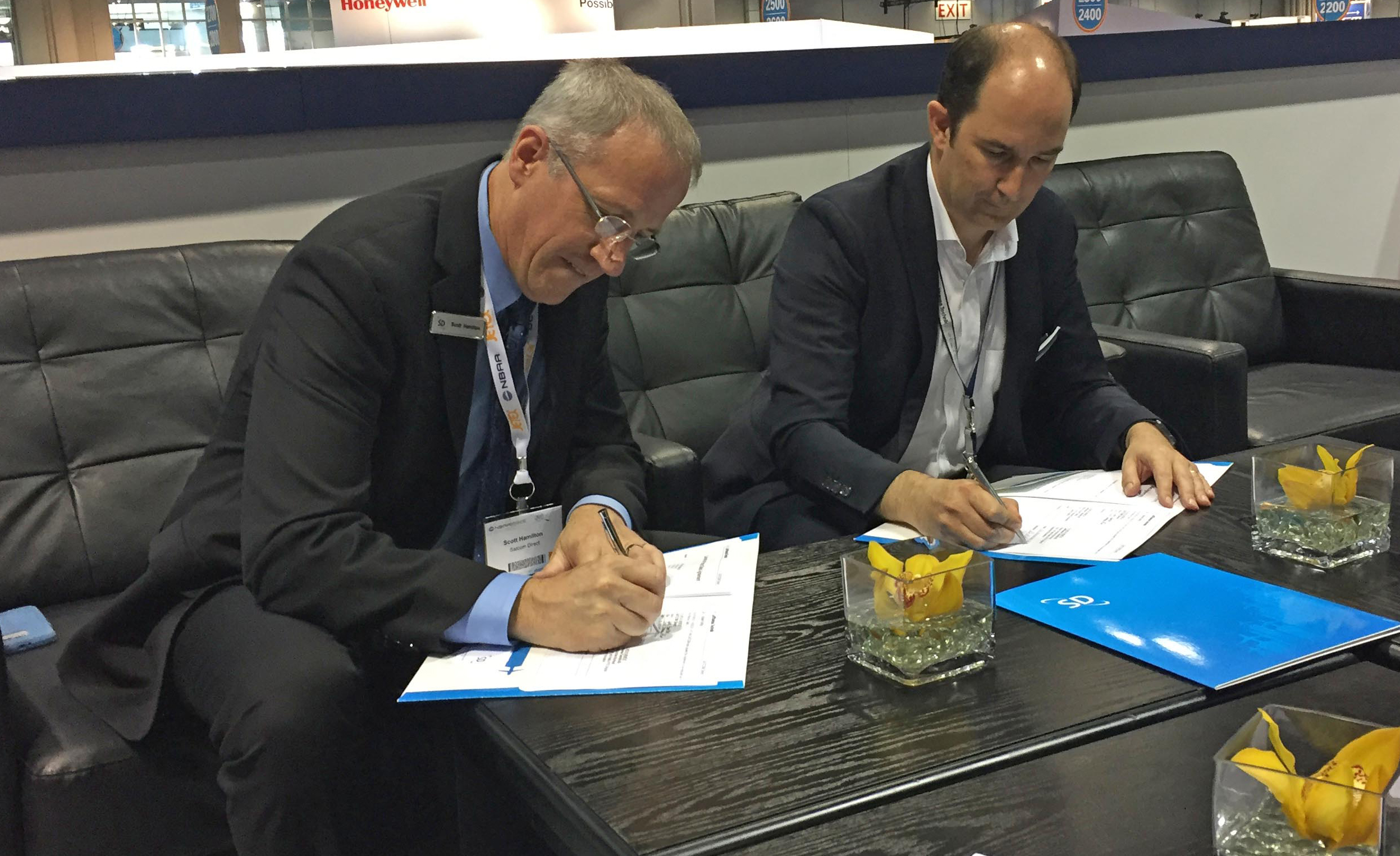 'L to R Scott Hamilton, Chief Strategy Officer, SD signs the new agreement with Andrew Muirhead, VP and Head of PD Original Equipment Innovation Lufthansa Technik AG