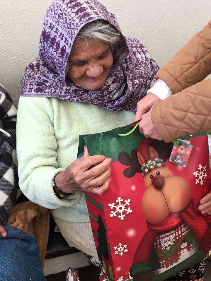 Gensuite’s Mexico team visited a local nursing home with armfuls of presents to give to those in need.