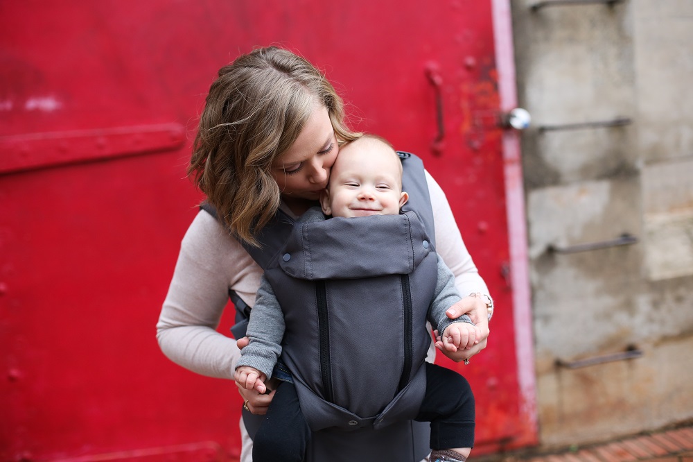 Beco 8 offers multiple ergonomic carry positions - the child can be worn facing in, out, on the hip or the back.