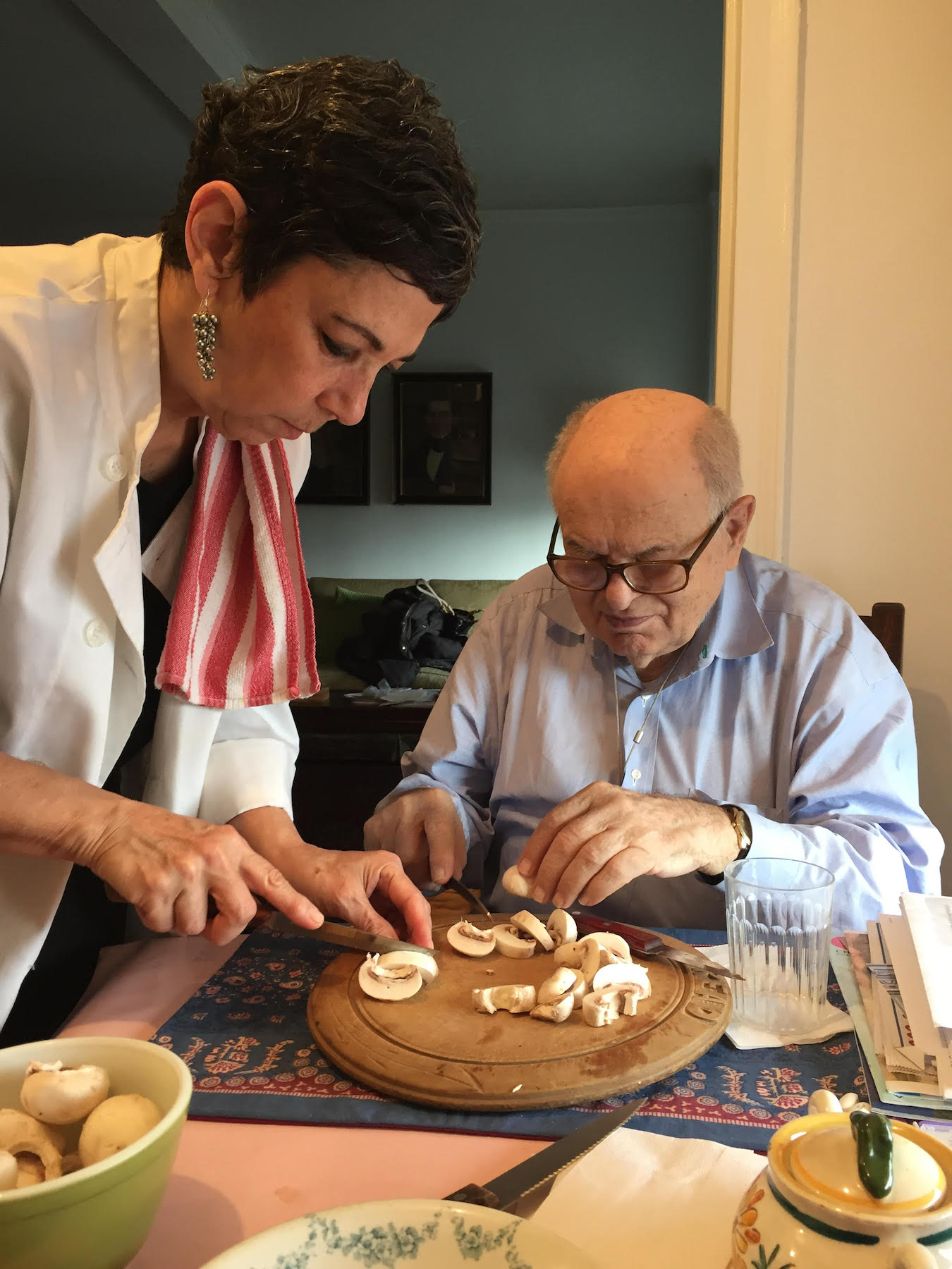 Stephanie Levine, founder of TOHI Wellness, works with Alliance Homecare client Dr. Gad Avigad to prepare an organic lunch.