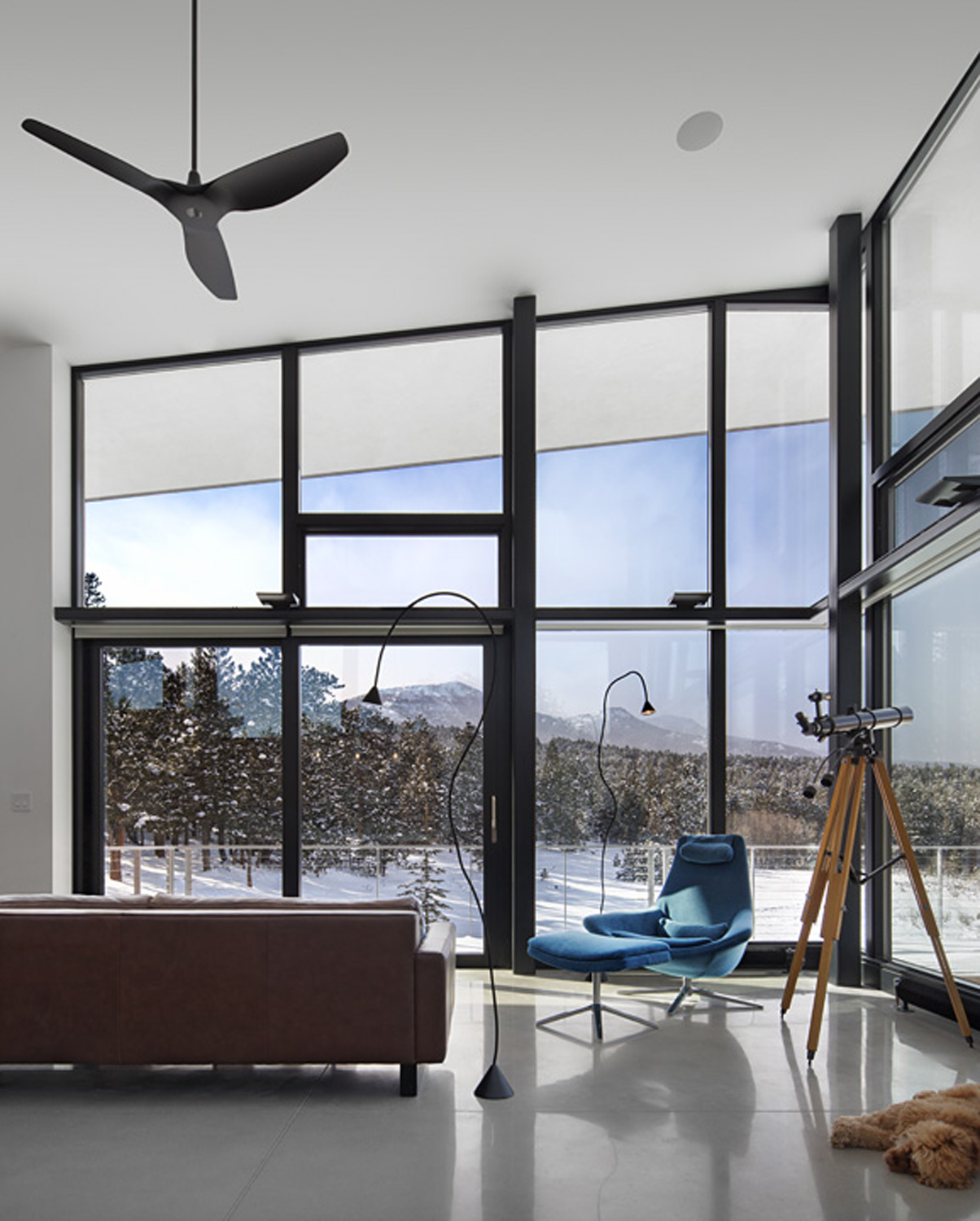 Cool interior colors allow panoramic views to take center stage. Arch11 designed the glass to withstand 140 mph winds, frame views and provide excellent energy performance (photo by Raul Garcia).