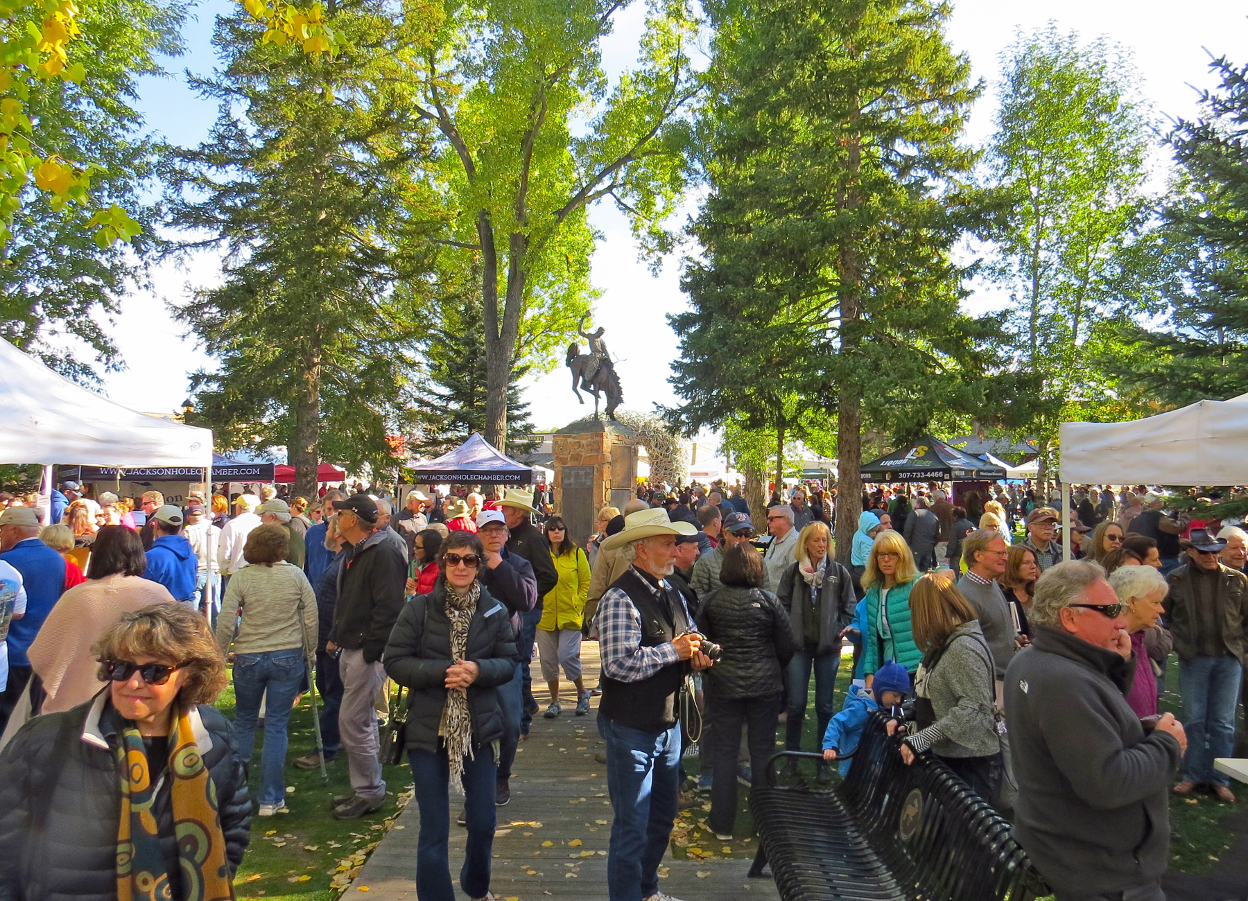 Many events of the Jackson Hole Fall Arts Festival in September take place within and around the town’s famous square, such as the QuickDraw and the Taste of the Tetons.