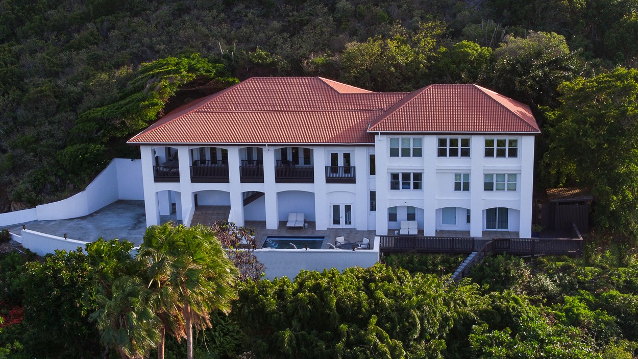 Hawk's Nest is a Caribbean-style villa convenient to the main resort area, Deadman's Beach and mega-yacht harbor.