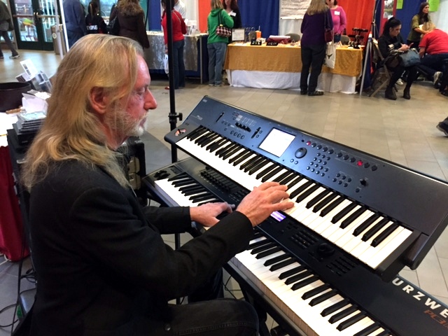 Mark Kenworthy on keyboards.