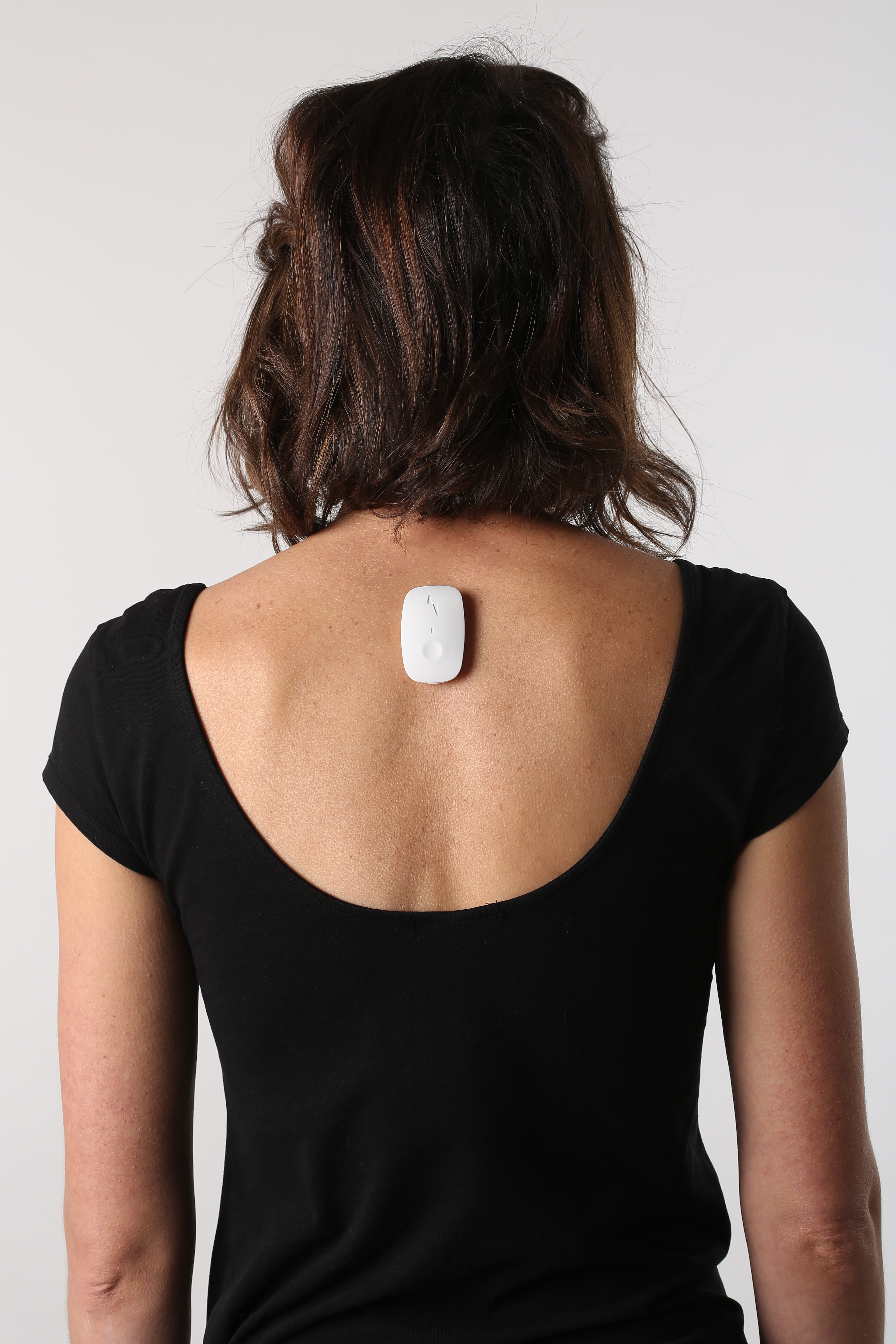 UPRIGHT GO senses subtle changes in posture, and vibrates to give users real-time posture feedback.