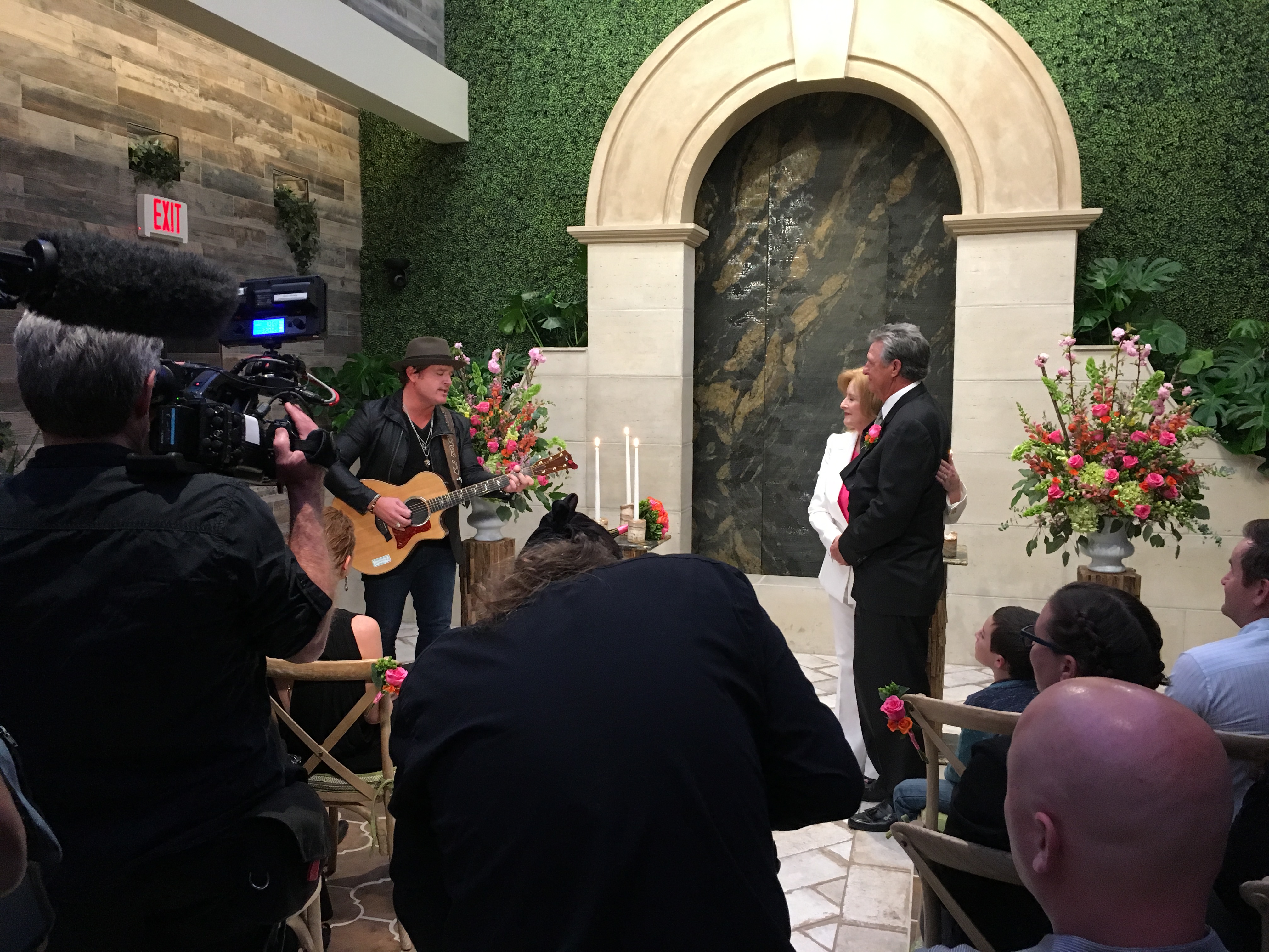 Jerrod Niemann "crashes" Las Vegas wedding, sings "God Made a Woman" to unsuspecting couple celebrating vow renewal