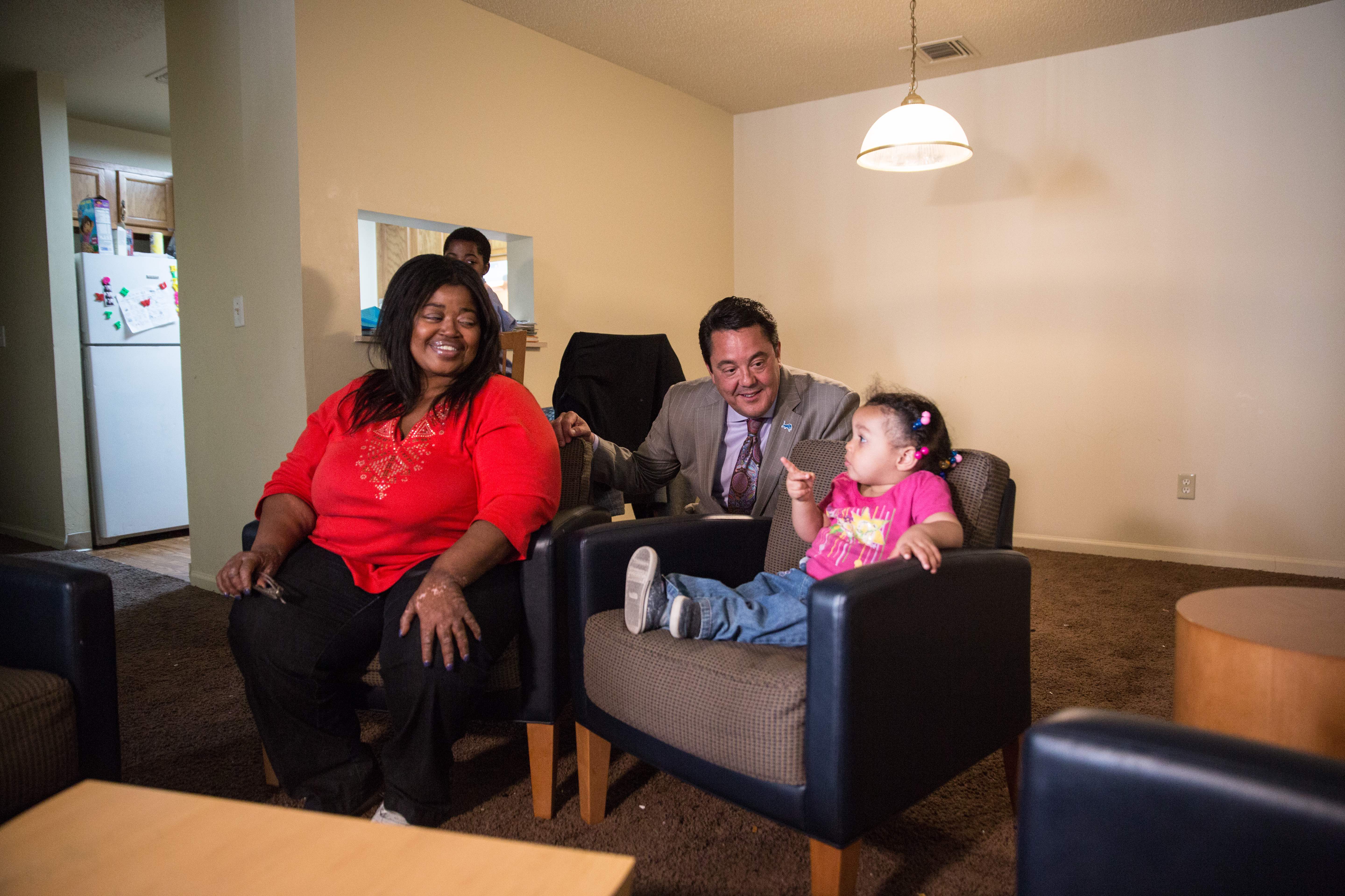 Jennifer McCrackin and daughter Nevaeh, 2, talk with David Van Elsander, President of Art Van PureSleep