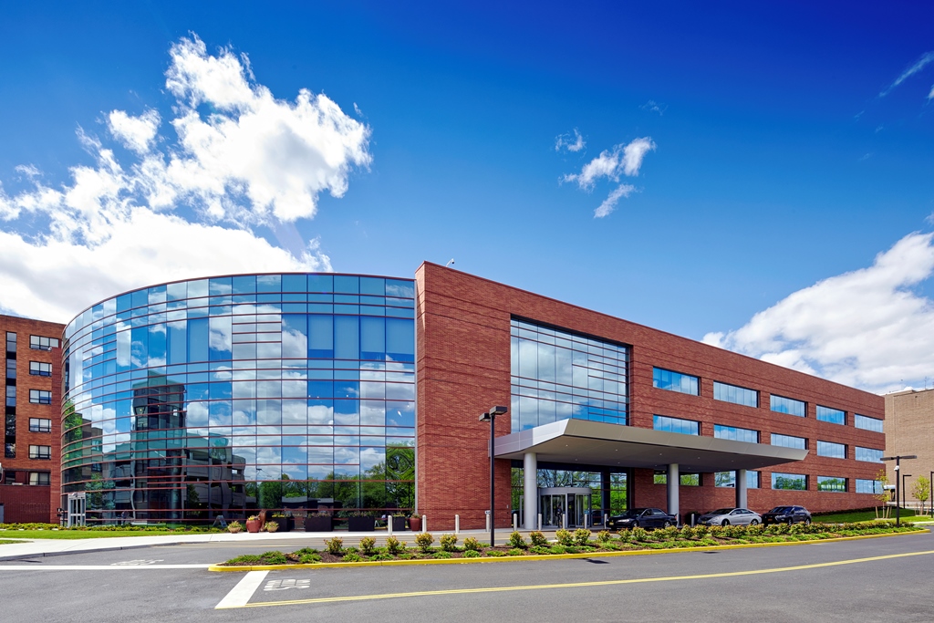 The spacious building serves as Clara Maass Medical Center’s new main entrance and houses a new 27,000-square-foot, state-of-the-art 32-bed Intensive Care Unit (ICU).