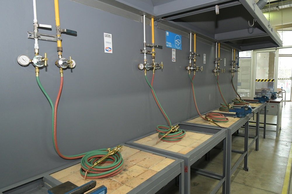 Oxyacetylene training station with regulators, welding handle and welding tip.