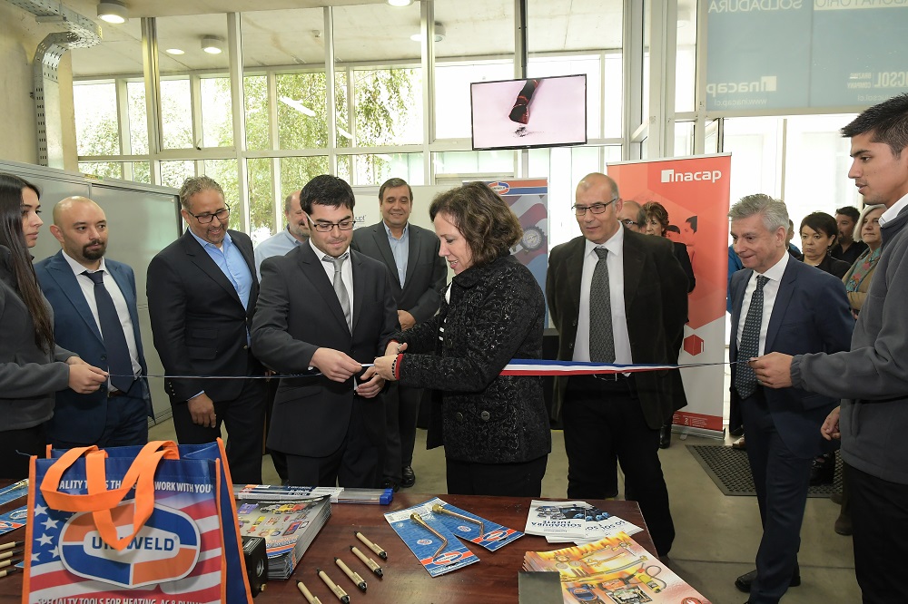 Monica Ferreirra, Vice Rector South Santiago cuts the ribbon at the opening of the Welding Laboratory.