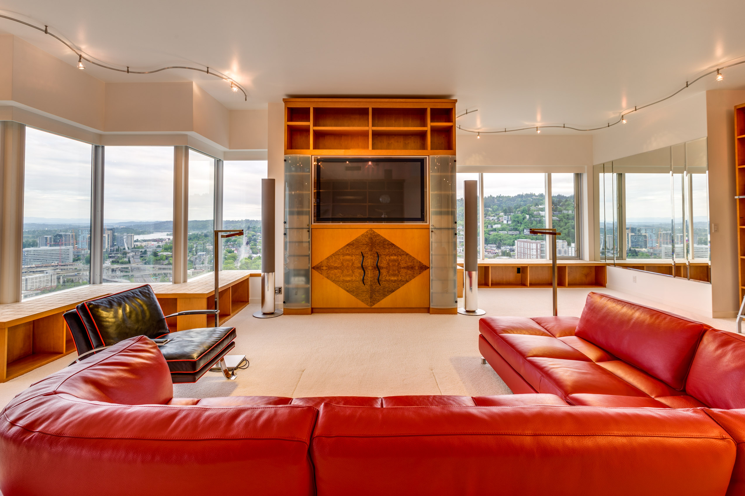 Cascade Sotheby's closes sale on prestigious Portland, Oregon penthouse.