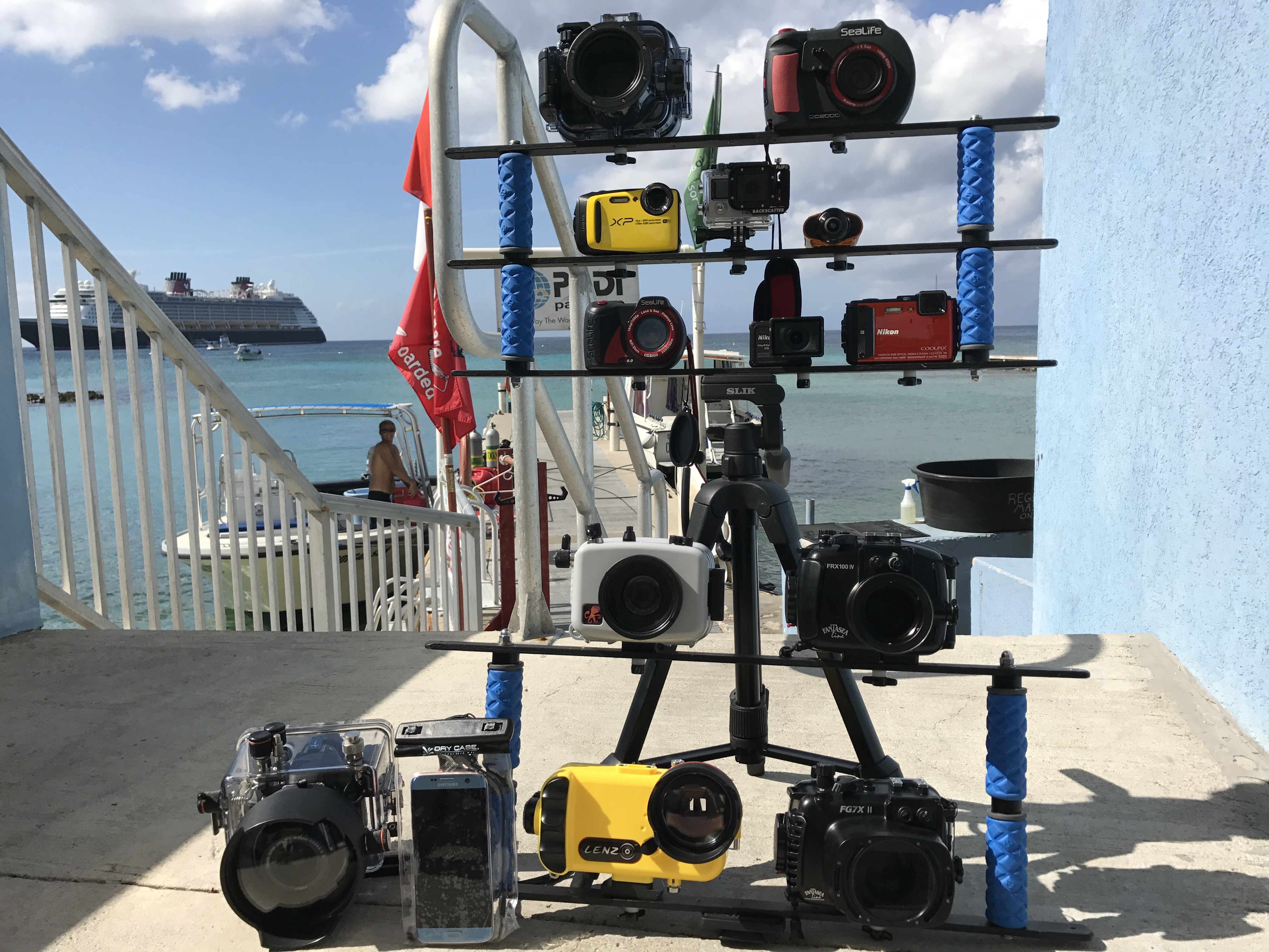 Apparatus to take the same photos from all cameras