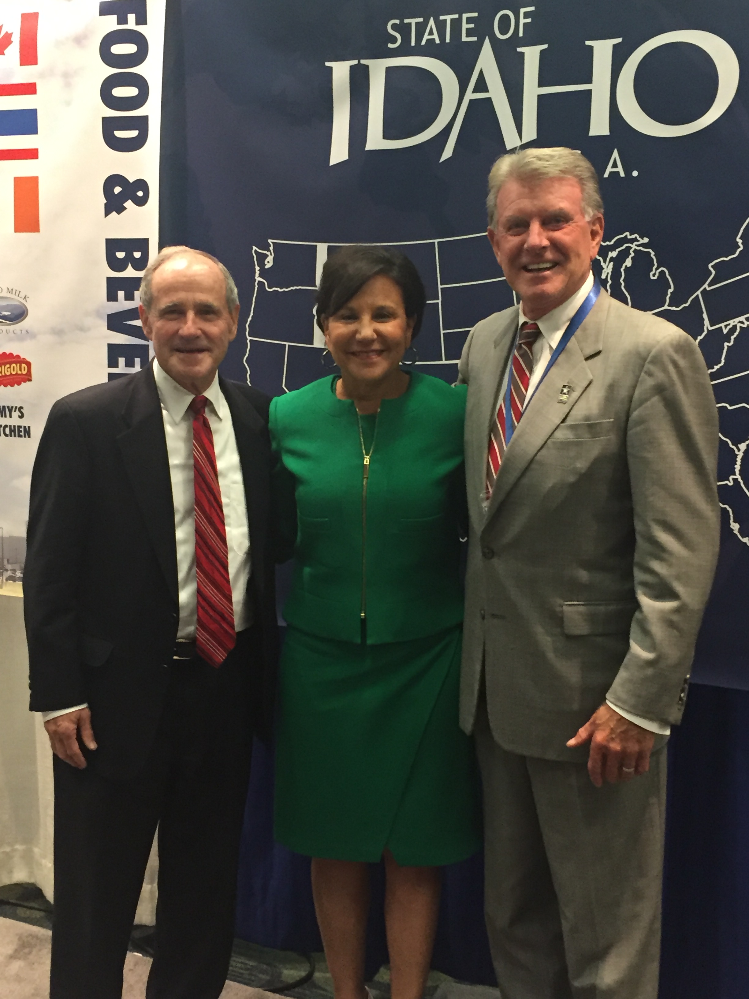 Senator Jim Risch (I) and Idaho Governor Butch Otter (R) join former U.S. Secretary of Commerce Penny Pritzker at SelectUSA Summit 2016.
