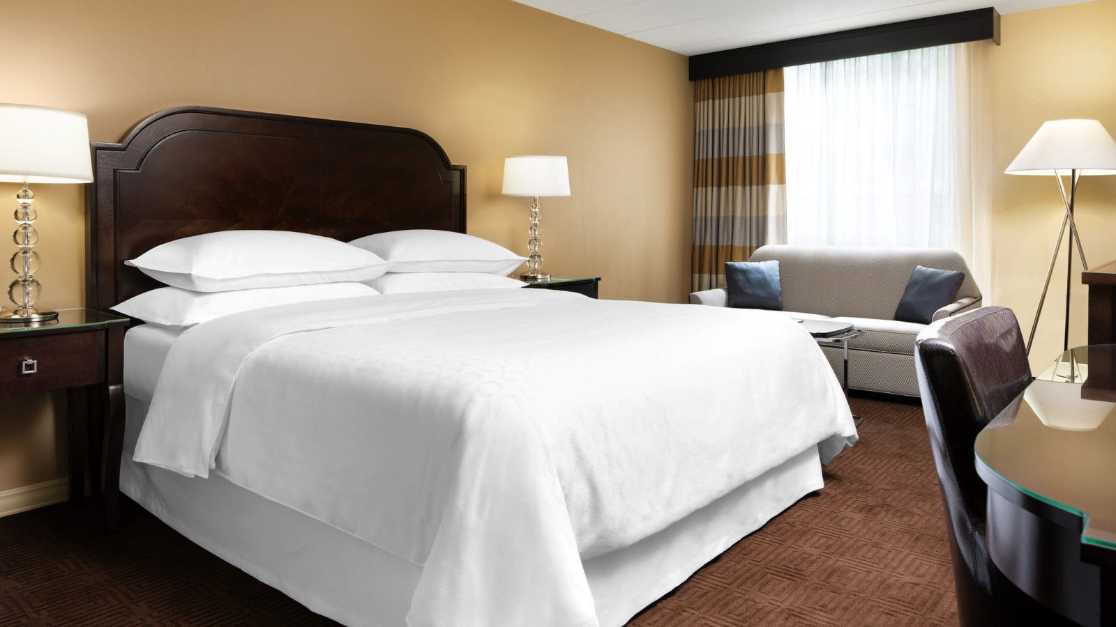 Sheraton Milwaukee Brookfield Hotel Guest Room