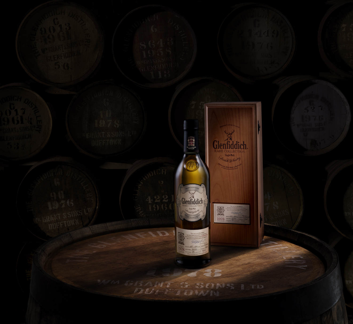 Rare collection. Виски Glenfiddich rare collection 1995. Шотландский виски на черном фоне. Glenfiddich Vintage. Виски обои.