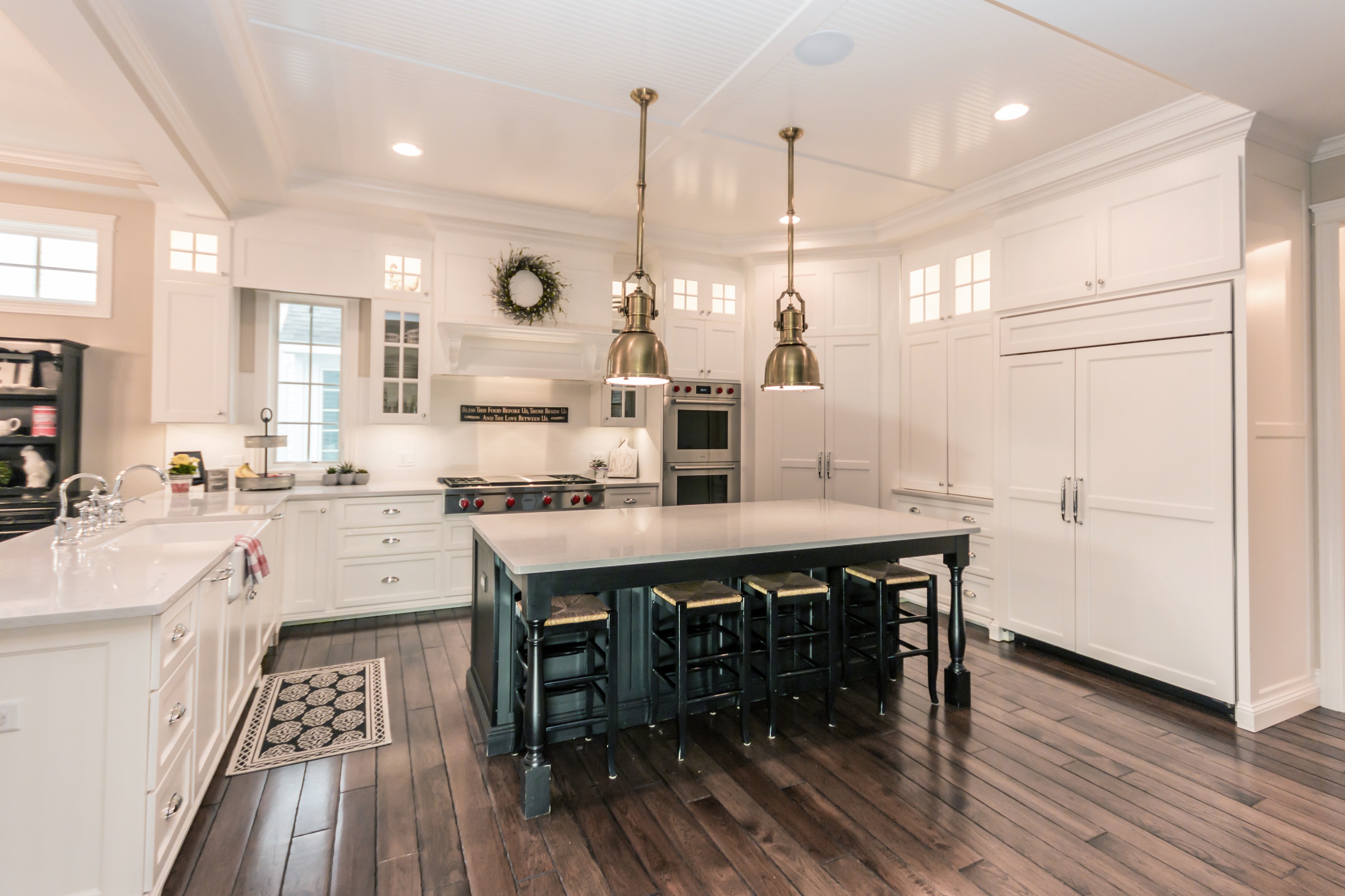 Farmhouse style kitchen by Lakewest Custom Homes