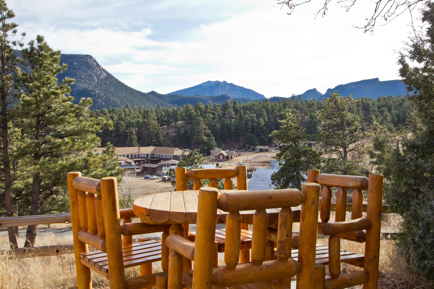 The Golden Leaf Inn is a boutique bed and breakfast in Estes Park, CO, that offers guests a charming, personalized stay with access to Colorado’s very best recreation activities.