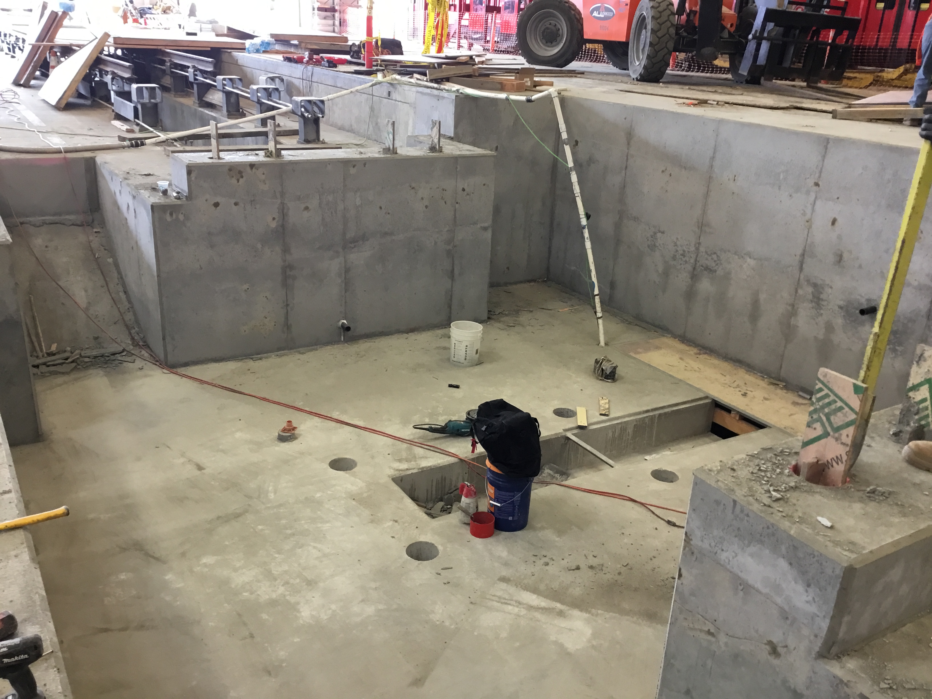 Better than a membrane: The pour is done and the new PENETRON-treated MTS wheel truing pit is dry and durable – quicker and more cost-effective than the originally specified membrane.