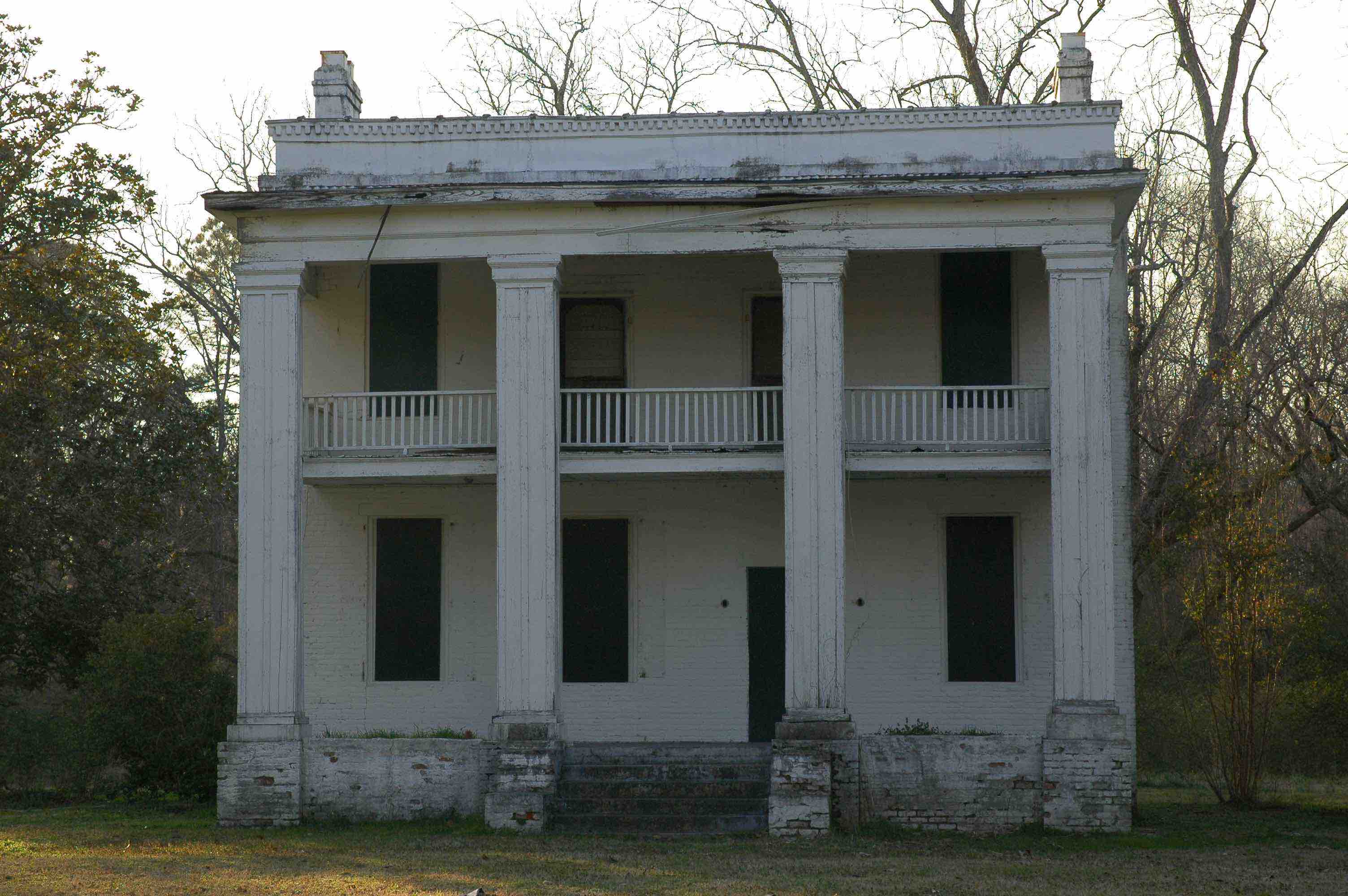 Visit this Antebellum Mansion in Old Cahawba, if you dare.
