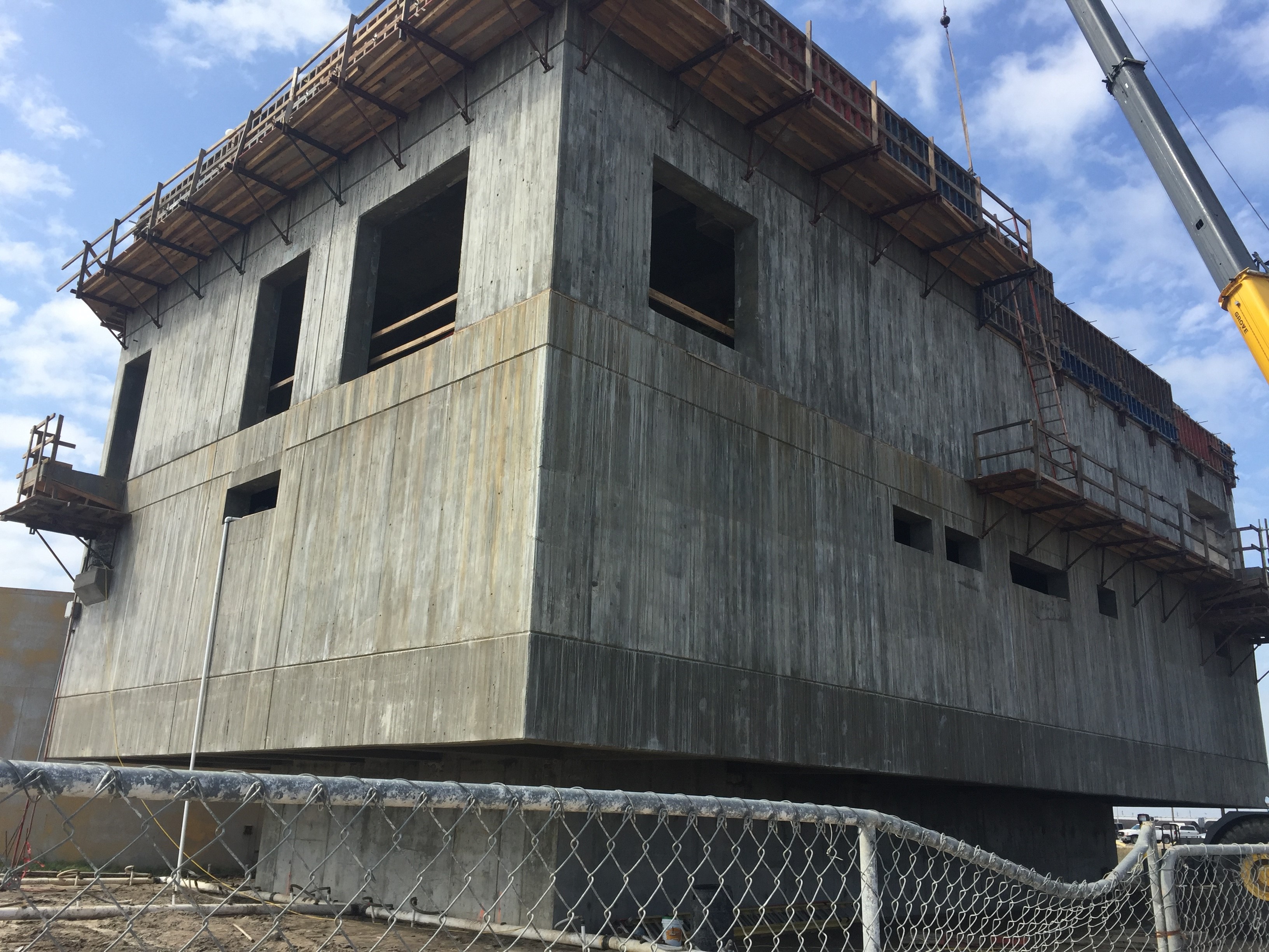 Withstands Category 5 hurricane:  The 59th Street Pump Station has no doors, windows, or minor pipe penetrations below a 25-foot elevation; PENETRON ADMIX treated all concrete below that level.